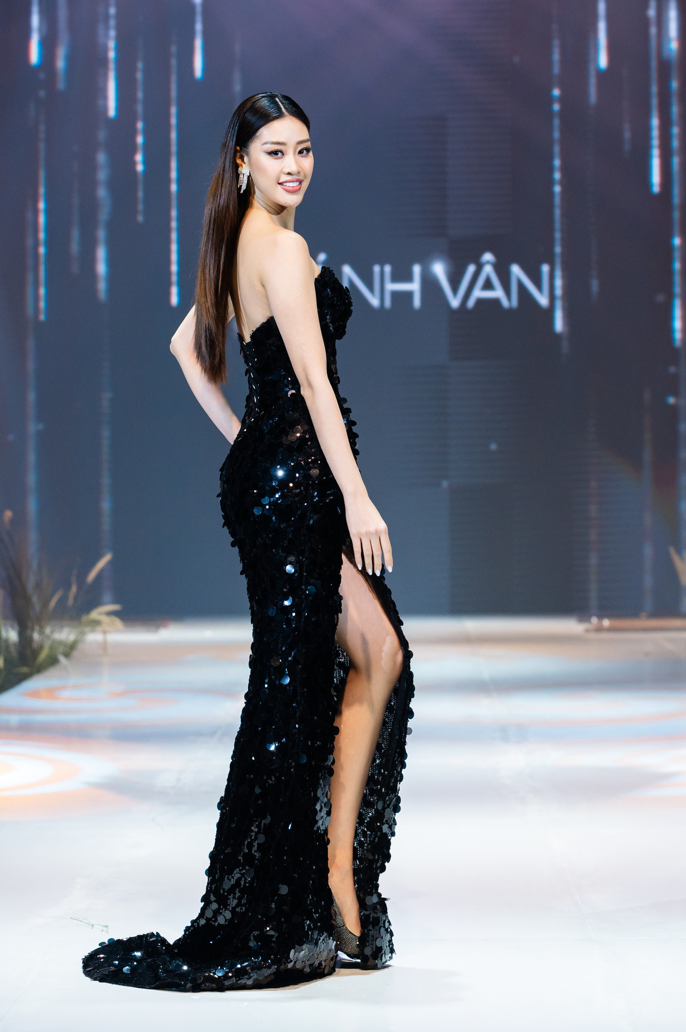 Hoa hậu Khánh Vân diện đầm xẻ cao khoe chân dài. Top 21 Miss Universe 2020 được khen nhan sắc ngày càng thăng hạng ở tuổi 29.