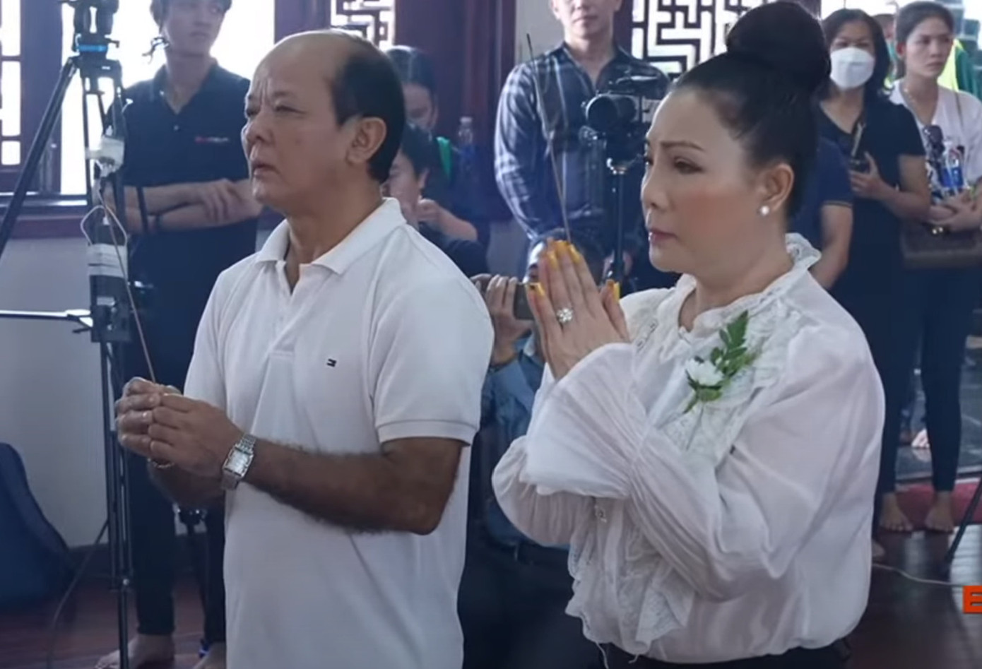 NSƯT Minh Minh Tâm cùng NSƯT Cẩm Tiên đến thắp nhang tiễn biệt NSND Diệp Lang.