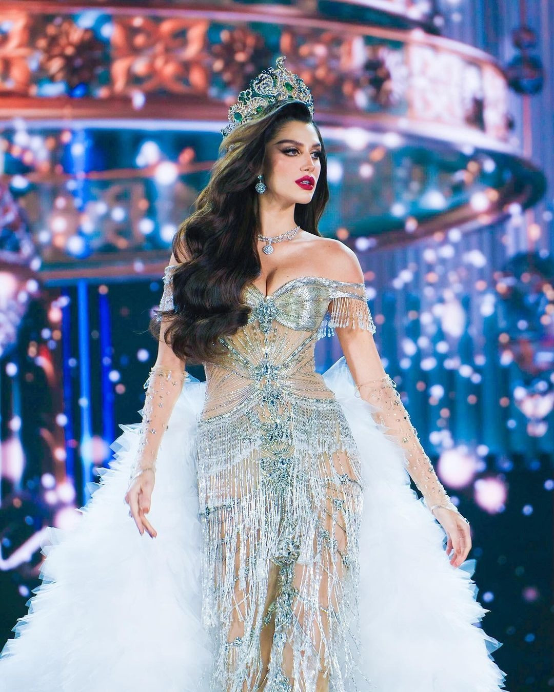 Isabella Menin trao lại vương miện cho tân Hoa hậu Luciana Fusterg. Isabella Menin trao lại vương miện cho tân Hoa hậu Luciana Fusterg.