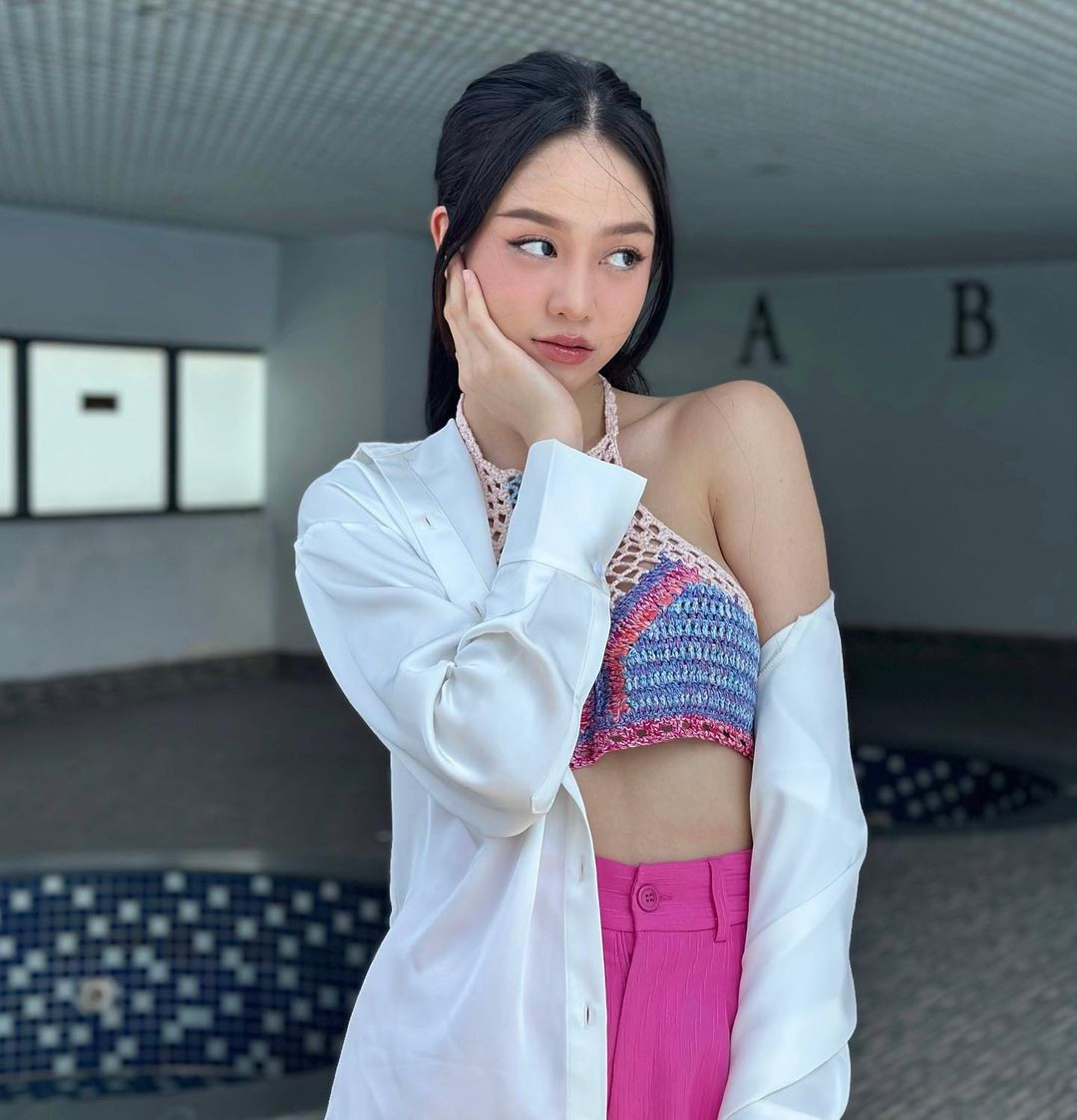 Đương kim Hoa hậu Việt Nam Huỳnh Thị Thanh Thủy hòa theo xu hướng chào hè của mỹ nhân Việt bằng trang phục khoe vòng eo thon. Trên mạng xã hội, cô được nhận xét nhan sắc thăng hạng, ngày càng ra dáng &quot;beauty queen&quot;.