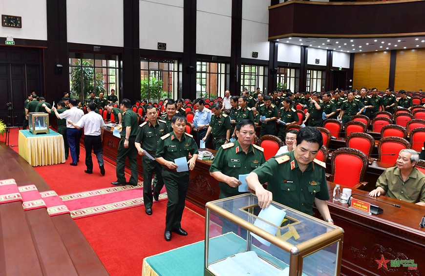 Các đại biểu bỏ phiếu tín nhiệm tại hội nghị.