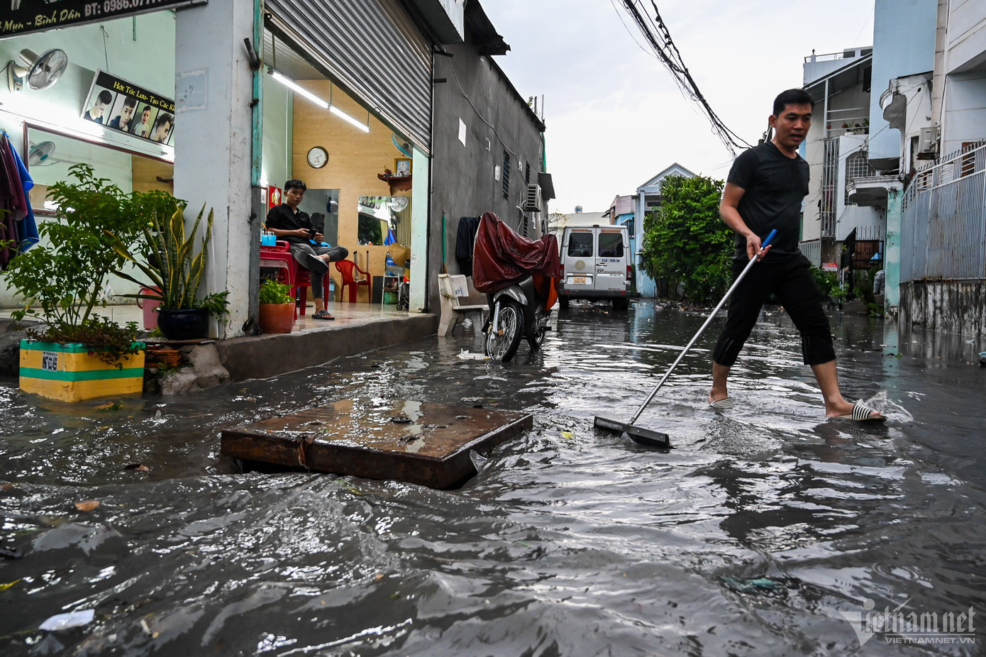 "Cơn mưa lớn khiến áp suất nước tăng làm vỡ miệng cống thoát nước, nhiều rác thải bị cuốn vào theo", anh Hùng (TP. Thủ Đức) cho biết, hễ mưa lớn, đường này sẽ ngập sâu.