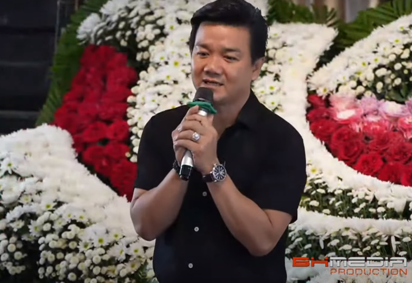 NSƯT nhớ lại kỷ niệm được NSND Diệp Lang giúp sức, cải biên nhân vật Nguyễn Địa Lô trong Bức ngôn đồ Đại Việt. Điều đó giúp anh vào chung kết, giành HCV giải Trần Hữu Trang. Sau đó, anh được NSND Diệp Lang giới thiệu về Đài Truyền hình Thành phố Cần Thơ để ghi hình nhiều vở diễn. &quot;Bác Hai thường dặn dò tôi phải làm nghề sau cho phù hợp với danh hiệu. Có nhiều đứa nổi tiếng quá nghề theo không kịp, ráng nghe con&quot;, Lê Tứ nói.