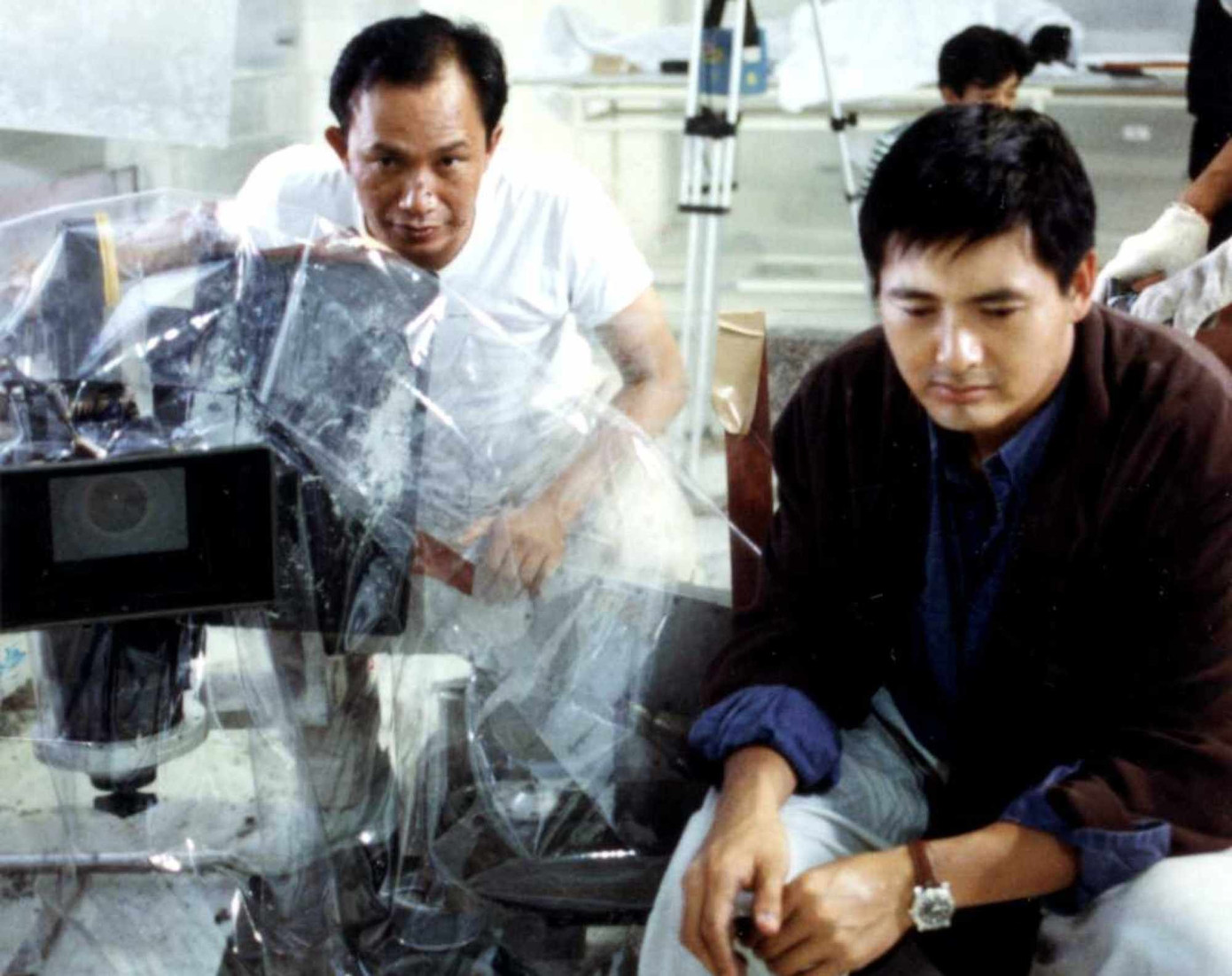Châu Nhuận Phát và đạo diễn John Woo trên phim trường Hard Boiled. Châu Nhuận Phát và đạo diễn John Woo trên phim trường Hard Boiled.