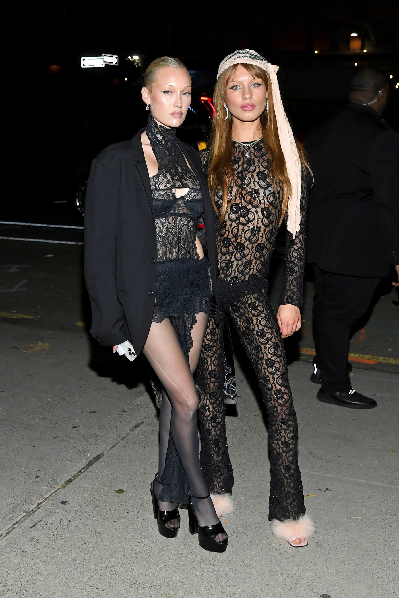 Ngôi sao mạng xã hội Meredith Duxbury và người mẫu Ivy Getty cùng diện trang phục xuyên thấu phá cách tại tiệc tối. Ngôi sao mạng xã hội Meredith Duxbury và người mẫu Ivy Getty cùng diện trang phục xuyên thấu phá cách tại tiệc tối.