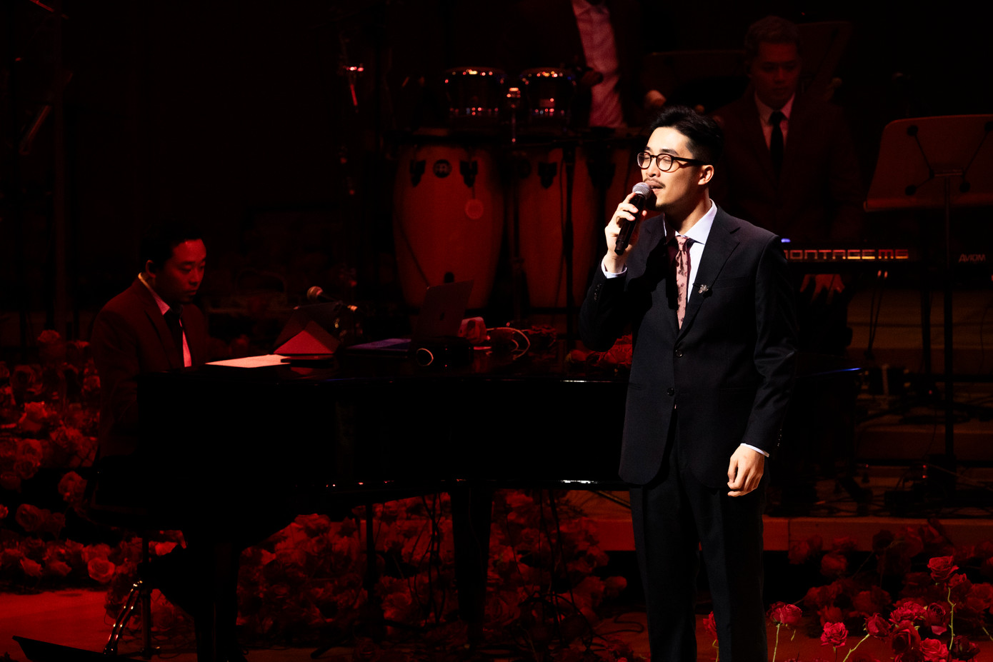 Hoàng tử Indie xuất hiện trong vai trò ca sĩ khách mời. Vũ thể hiện loạt ca khúc đưa anh đến gần khán giả đại chúng như Anh nhớ ra, Bước qua nhau và Lạ lùng. Hoàng tử Indie xuất hiện trong vai trò ca sĩ khách mời. Vũ thể hiện loạt ca khúc đưa anh đến gần khán giả đại chúng như Anh nhớ ra, Bước qua nhau và Lạ lùng.