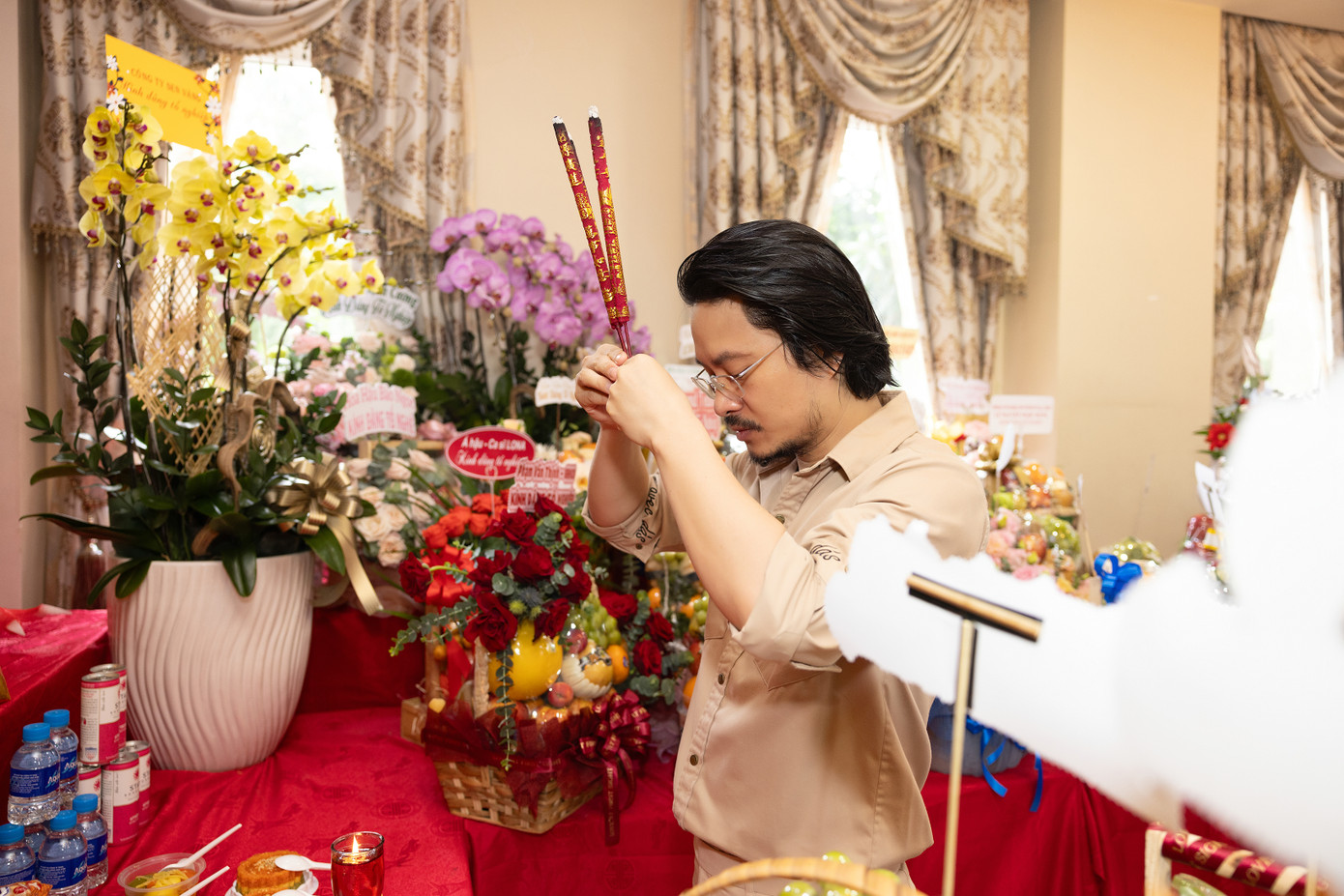 Đạo diễn Hoàng Nhật Nam trang trọng thắp hương lên Tổ nghề. Sắp tới, anh là thành viên Miss Grand International trong việc tổ chức, bố trí sân khấu cho cuộc thi sắc đẹp quốc tế diễn ra ở Việt Nam.