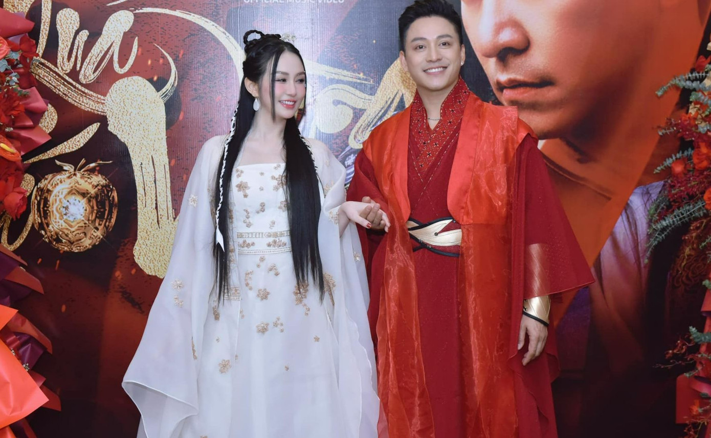 Vợ chồng Tuấn Hưng và Hương Baby trong chương trình diễn ra giữa tháng 5.