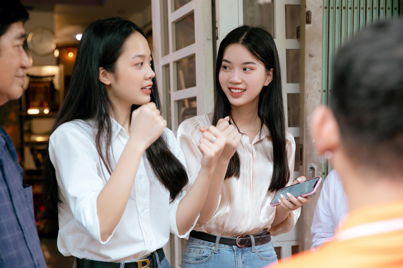 Gia Hân và Hương Giang đến ghi hình buổi nhân ái từ sớm. Thí sinh 18 tuổi của Hoa hậu Việt Nam cho biết cô rất vui vì được hòa hợp với các học sinh khuyết tật và hiểu họ nhiều hơn. &quot;Tôi được học một số ngôn ngữ ký hiệu để giao tiếp với người khiếm thính. Hơn nữa, tôi hạnh phúc khi làm được điều có ý nghĩa&quot;, Gia Hân nói.