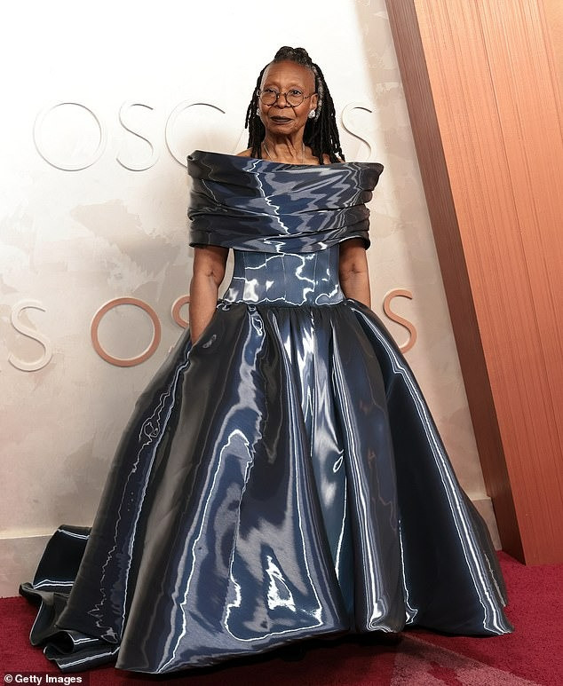 Whoopi Goldberg cố gây ấn tượng với thiết kế trễ vai, chân váy bồng bềnh. Tuy nhiên, chất liệu nhựa vinyl không phù hợp với độ tuổi, phong cách của ngôi sao gạo cội.