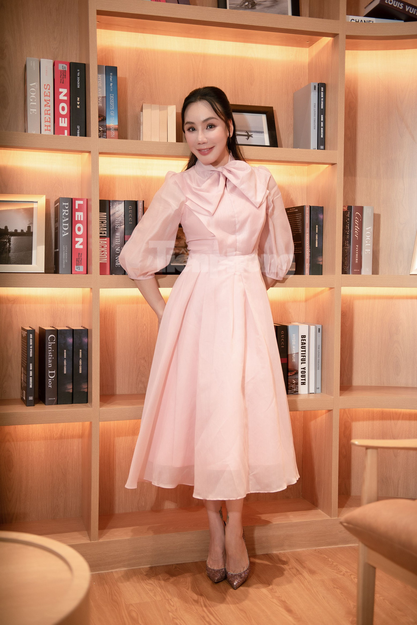 Ở tuổi 44, nhiều khán giả bất ngờ trước vóc dáng mảnh mai của Hồ Quỳnh Hương, nhất là đôi chân thon gọn. Giọng ca Hoang mang nói ăn uống và tập luyện giúp trí óc cô thoải mái và ngoại hình thon gọn như mong muốn. "Mỗi ngày, tôi dậy sớm tập luyện. Sau giờ làm việc, tôi đi bộ quãng đường khoảng 5-6km. Cách để đôi chân thon, không bị to là đi từng bước nhỏ và không chạy. Tôi đã ý thức được việc giữ dáng suốt 10 năm nay", Hồ Quỳnh Hương nói thêm.