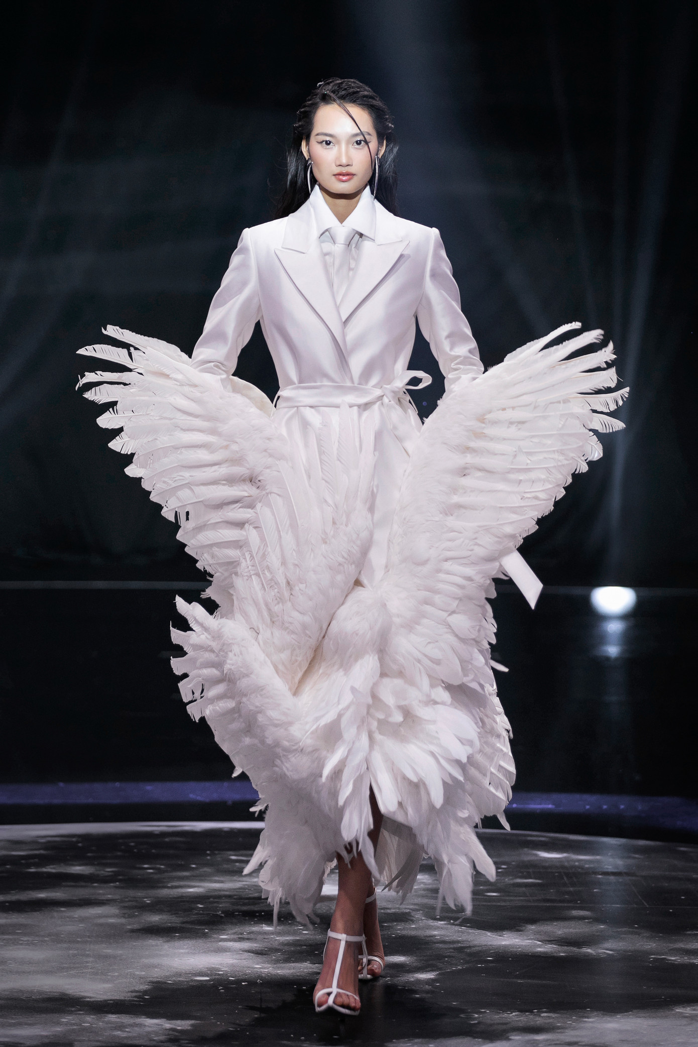 Á hậu Quỳnh Anh biểu diễn trang phục vest lấy cảm hứng từ thiên nga. Thiết kế 3D nổi bật trên sân khấu lấy chủ đề "vươn tới mặt trăng". Á hậu Quỳnh Anh biểu diễn trang phục vest lấy cảm hứng từ thiên nga. Thiết kế 3D nổi bật trên sân khấu lấy chủ đề "vươn tới mặt trăng".