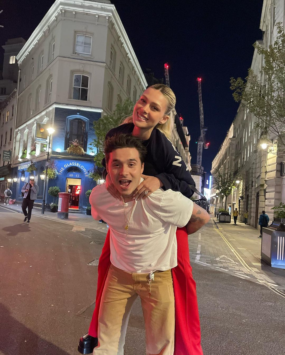 Brooklyn Beckham và Nicola Peltz muốn xây dựng thương hiệu giống bố mẹ. Brooklyn Beckham và Nicola Peltz muốn xây dựng thương hiệu giống bố mẹ.