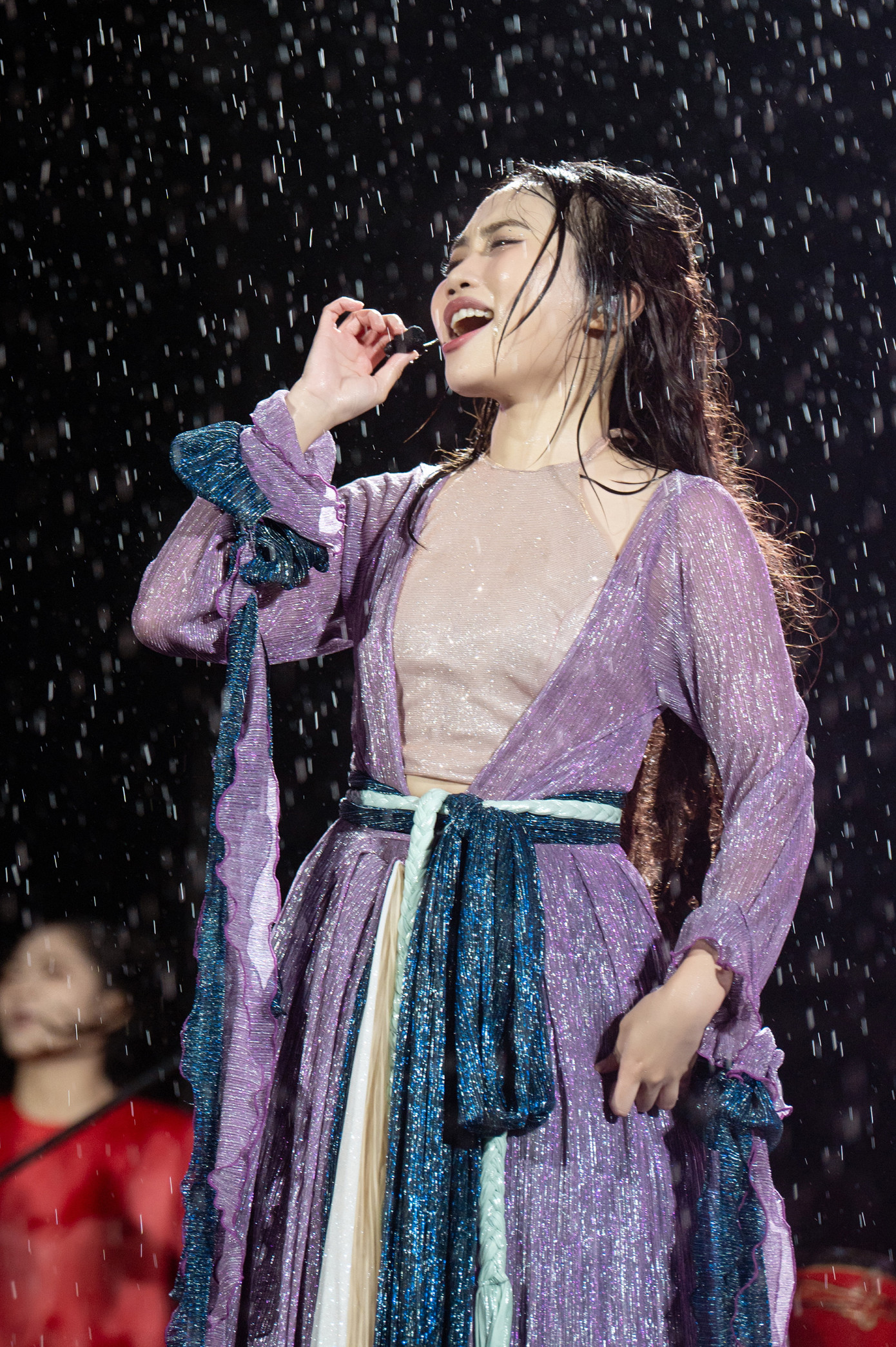 Càng về cuối show, khi thể hiện các nhạc phẩm Vũ trụ có anh, Đẩy xe bò, trời tiếp tục mưa. Dưới sự cổ vũ của khán giả, cô tiếp tục hát sung sức.