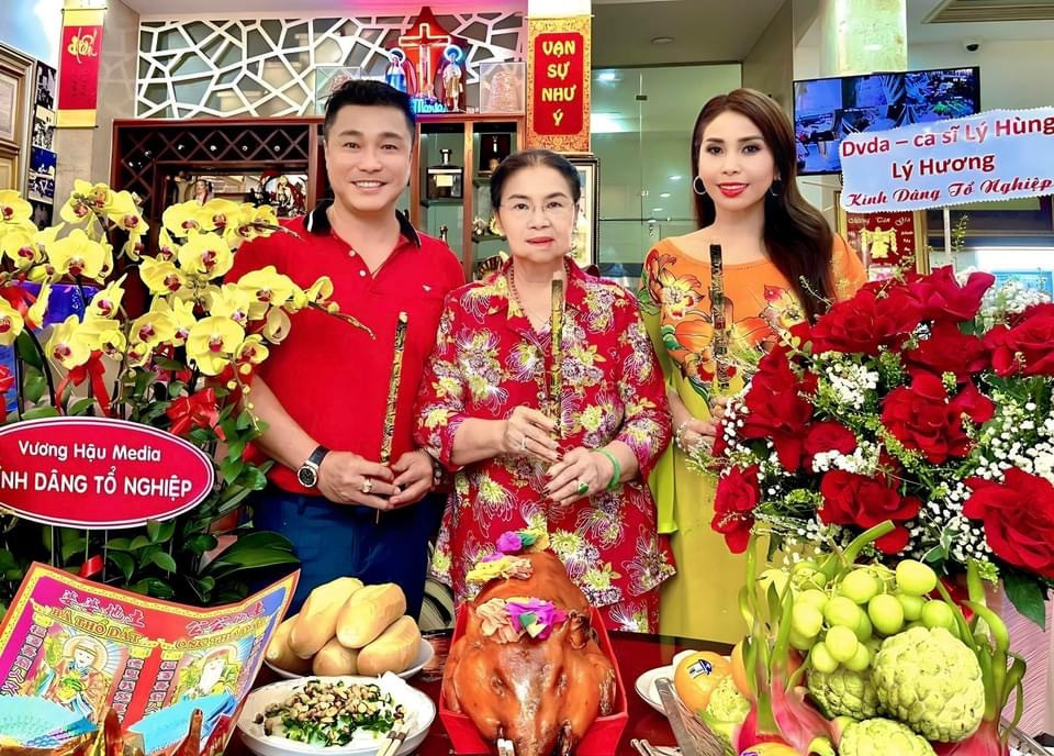 Diễn viên điện ảnh Lý Hùng và em gái Lý Hương cúng Tổ nghề tại nhà.