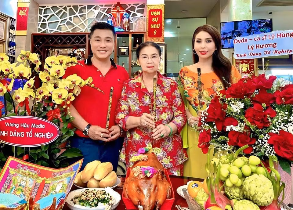 Diễn viên điện ảnh Lý Hùng và em gái Lý Hương cúng Tổ nghề tại nhà.