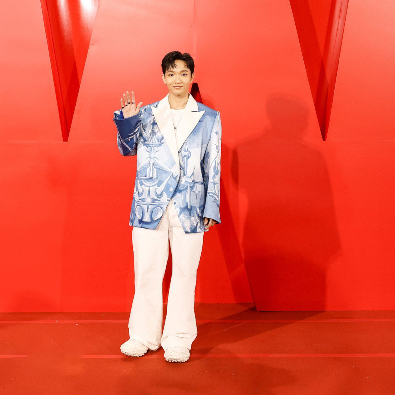 Ca sĩ Hoàng Dũng mặc ấn tượng tại thảm đỏ.