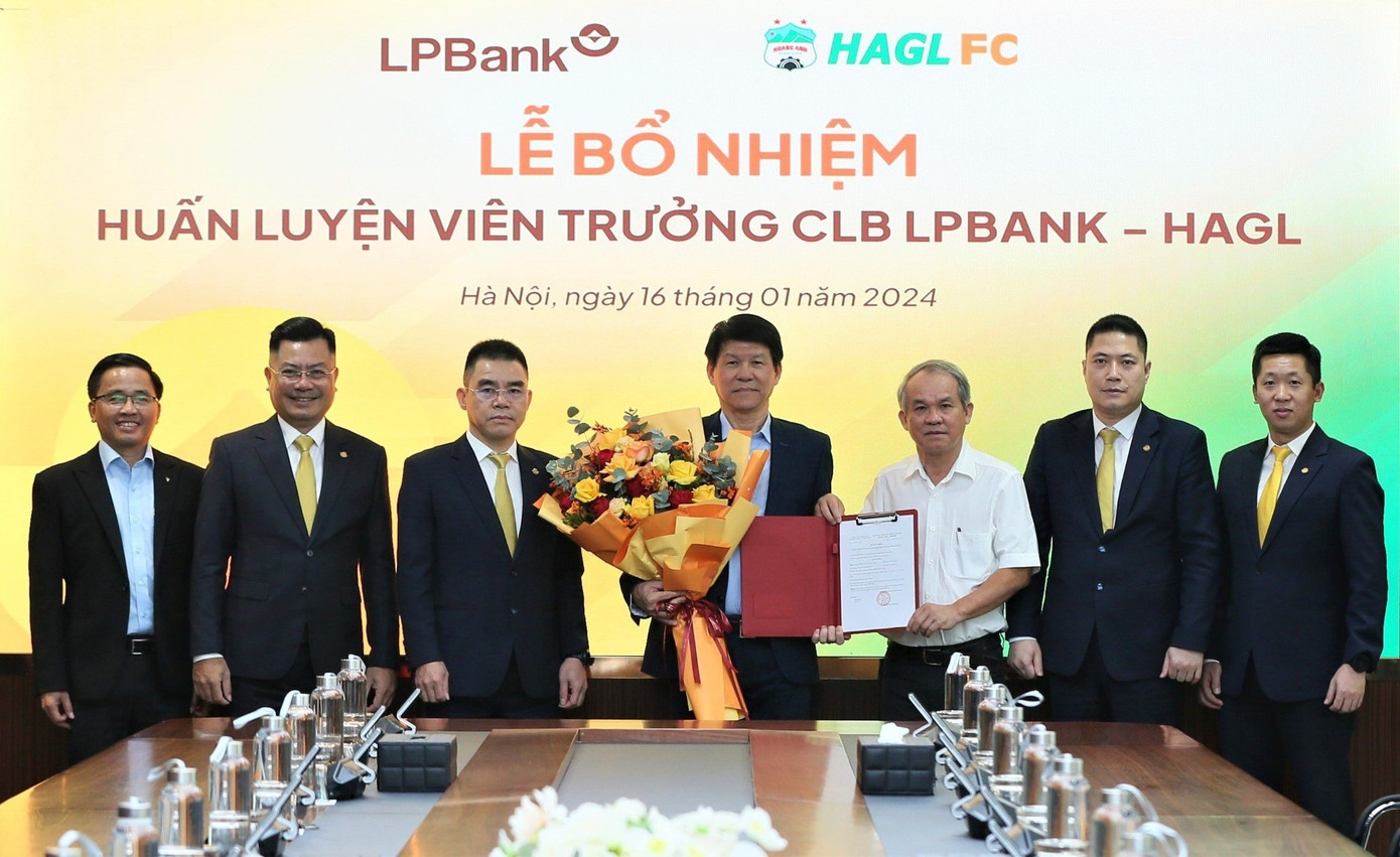 Ông Vũ Tiến Thành chính thức được trao bổ nhiệm làm Huấn luyện viên trưởng CLB Bóng đá LPBank HAGL. Ông Vũ Tiến Thành chính thức được trao bổ nhiệm làm Huấn luyện viên trưởng CLB Bóng đá LPBank HAGL.