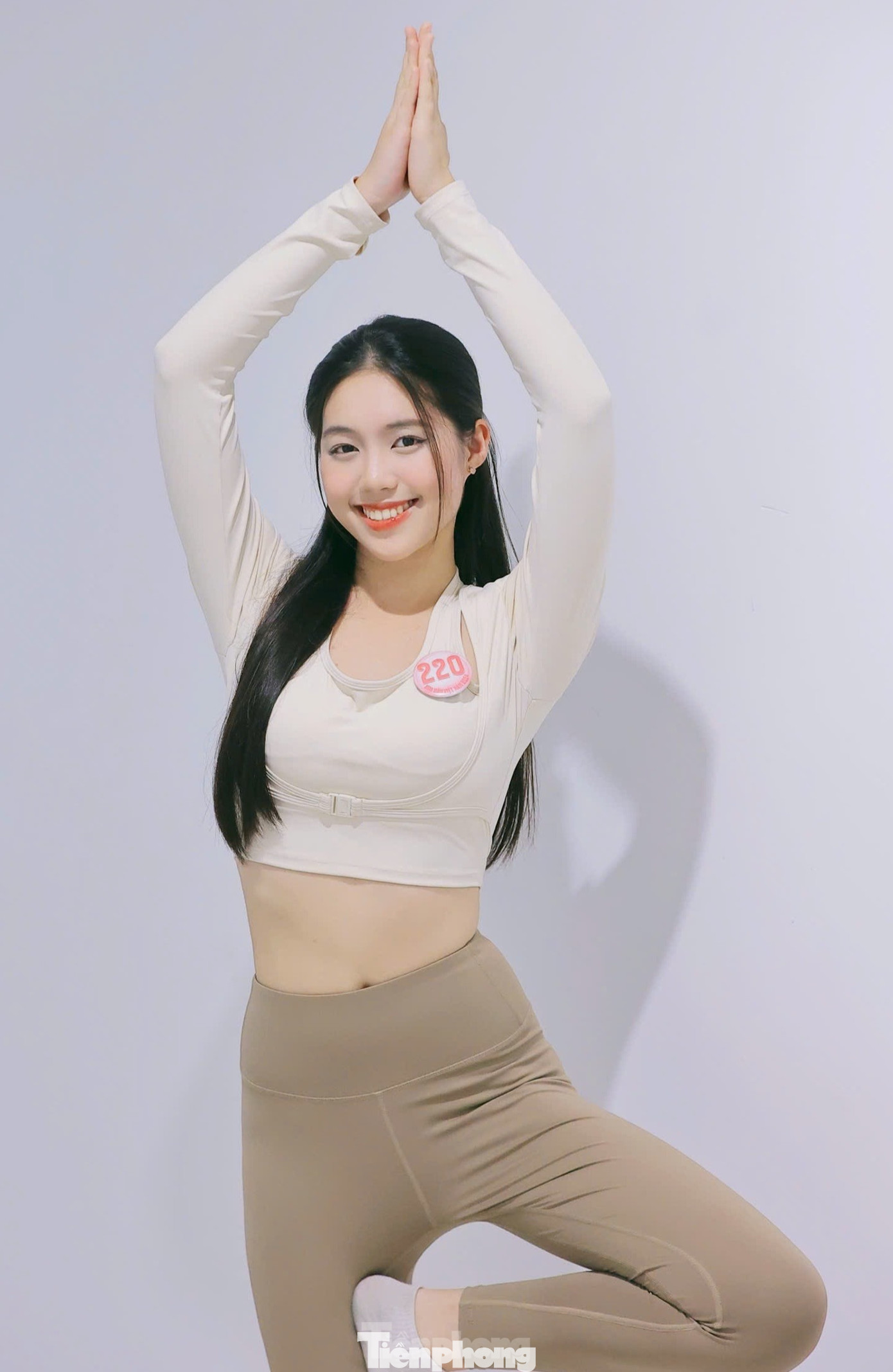 Thiếu úy quân nhân chuyên nghiệp Trần Ngọc Châu Anh mời 10 người thân đến xem chung kết.