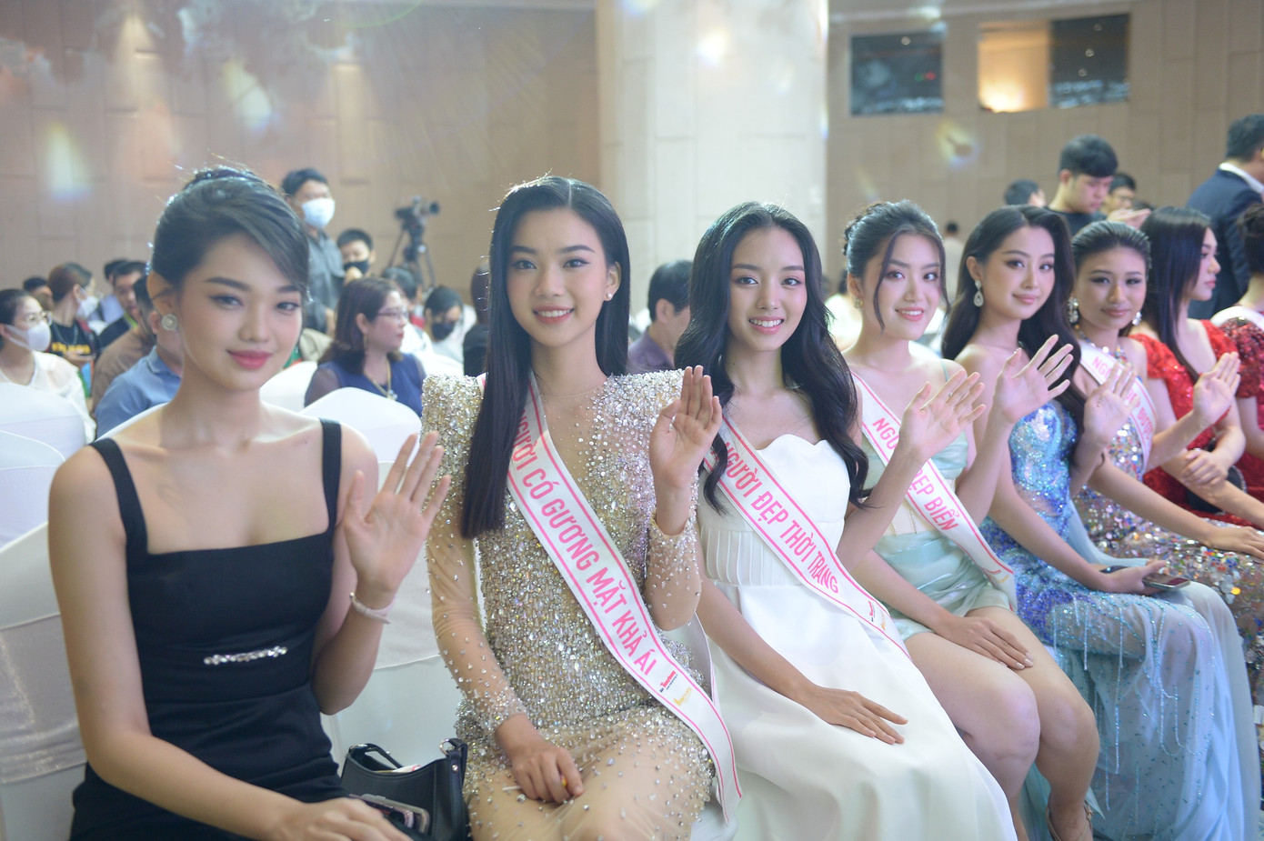 Người đẹp áo dài Trần Thị Bé Quyên, Top 5 - Người đẹp khả ái Hoàng Hương Giang, Người đẹp thời trang Trần Lê Mai Chi cũng có mặt tại họp báo với vẻ ngoài chỉn chu, sáng sân khấu.