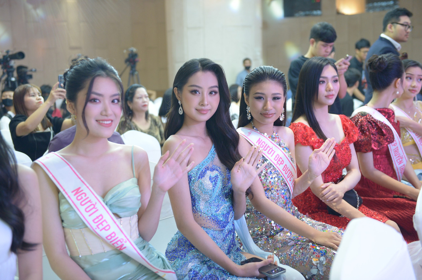 Các thí sinh thuộc Top 20 Hoa hậu Việt Nam xuất hiện tại buổi họp báo để chúc mừng, ủng hộ Top 3 Hoa hậu Việt Nam. Trong ảnh là Người đẹp biển Phan Phương Oanh, Top 10 Phạm Giáng My, Thí sinh được bình chọn nhiều nhất Lê Minh Anh, Top 10 Đinh Khánh Hòa (từ trái sang).