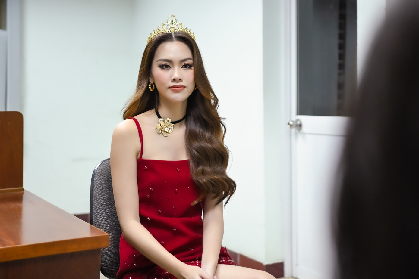 Á hậu 4 Đặng Hoàng Tâm Như chia sẻ câu chuyện là nạn nhân của bạo lực. Cô từng bị nhóm người học chung quăng vào thùng rác chỉ vì cao. Nhiều năm liền, cô không biết cười, thậm chí là khóc vì trải qua biến cố.