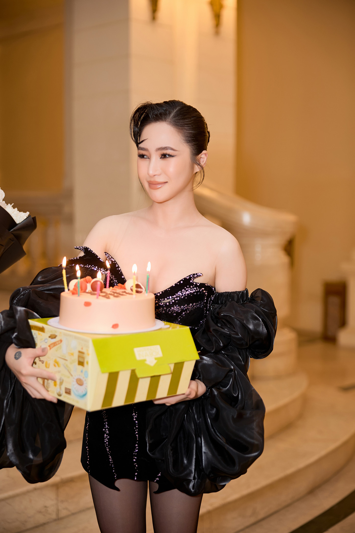 Khoảnh khắc Hương Tràm được khán giả mừng tuổi sớm trong hậu trường show diễn tối 12/5.