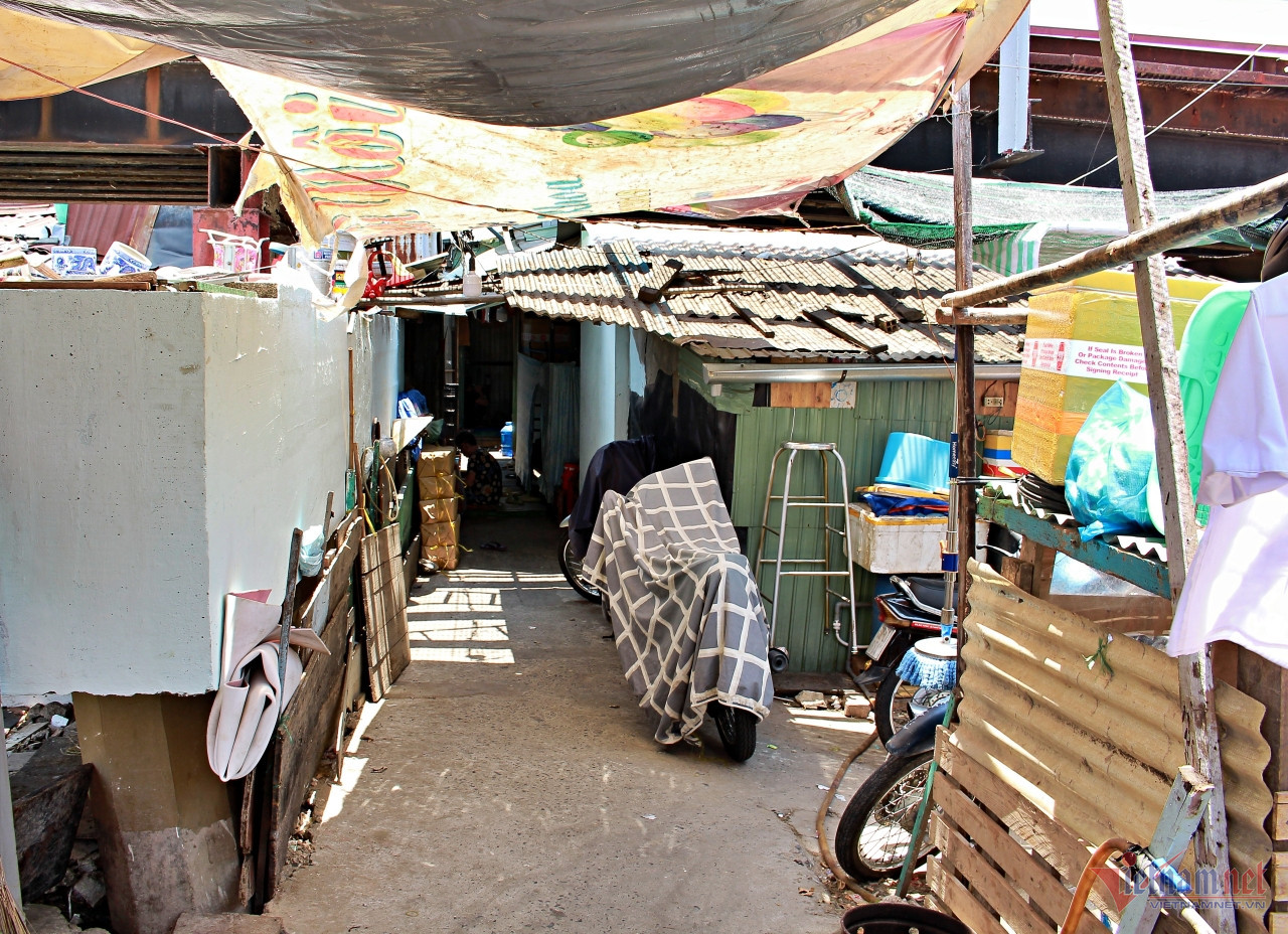 Nắng nóng vẫn khiến phòng trọ ngột ngạt, người dân phải ra lối đi lại giữa các phòng ngồi hóng gió. Ảnh: Hà Nguyễn. Nắng nóng vẫn khiến phòng trọ ngột ngạt, người dân phải ra lối đi lại giữa các phòng ngồi hóng gió. Ảnh: Hà Nguyễn.