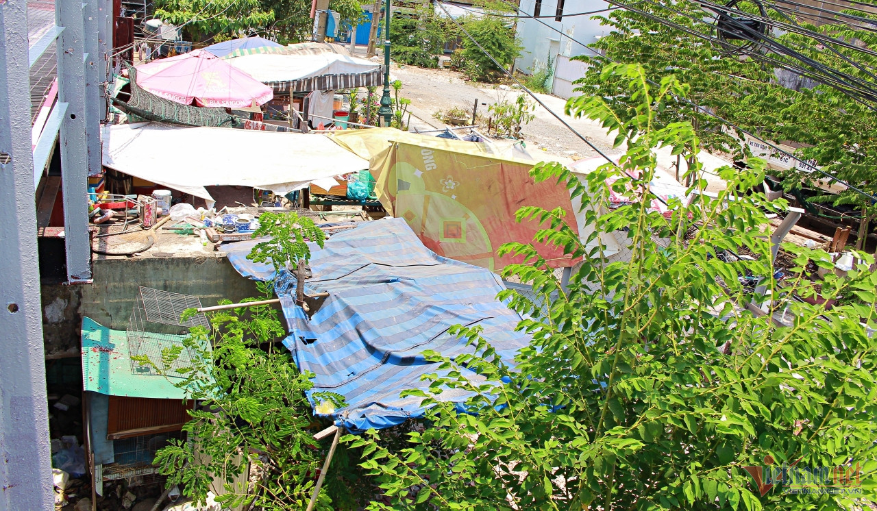 Để hạn chế sức nóng của ánh nắng mặt trời, người thuê trọ dùng vải bạt, dù... phủ tạm lên mái nhà. Ảnh: Hà Nguyễn. Để hạn chế sức nóng của ánh nắng mặt trời, người thuê trọ dùng vải bạt, dù... phủ tạm lên mái nhà. Ảnh: Hà Nguyễn.