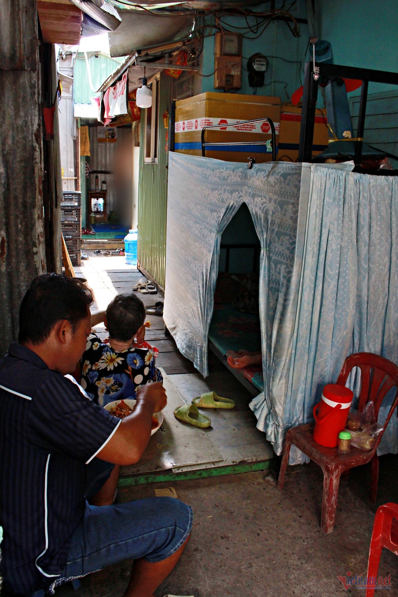 Trong khi đó, người phụ nữ làm nghề bán cá đem chiếc giường sắt có phủ lớp vải mỏng ra kê ở một bên đường luồng giữa các phòng trọ làm nơi nghỉ trưa. Ảnh: Hà Nguyễn. Trong khi đó, người phụ nữ làm nghề bán cá đem chiếc giường sắt có phủ lớp vải mỏng ra kê ở một bên đường luồng giữa các phòng trọ làm nơi nghỉ trưa. Ảnh: Hà Nguyễn.