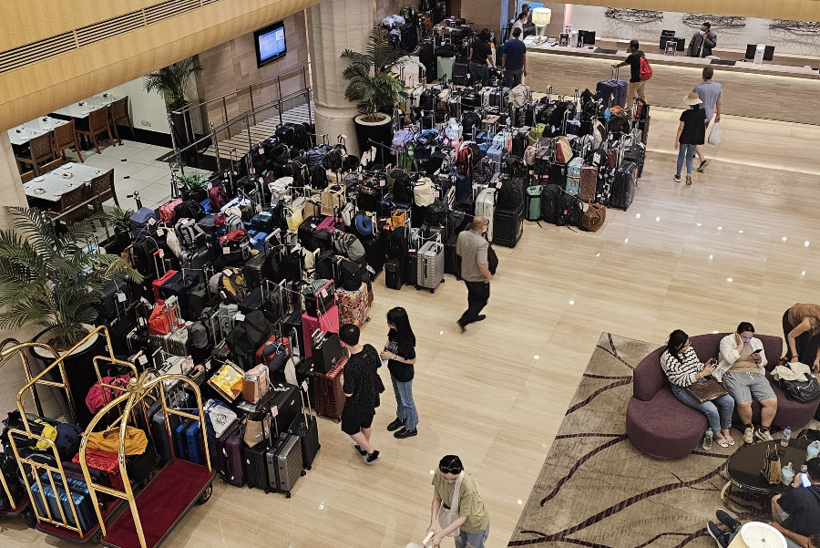 Quang cảnh khách sạn ngập hành lý của du khách nước ngoài chờ được đưa lên phòng do hệ thống quá tải. Do Singapore là điểm đến duy nhất của nữ ca sĩ trong Eras Tour, người hâm mộ quốc tế, nhất là fan tại Đông Nam Á không ngại chi vài nghìn USD đến xem thần tượng biểu diễn. Đã có hơn 300.000 vé được bán ra cho 6 đêm của Taylor Swift tại Singapore. Quang cảnh khách sạn ngập hành lý của du khách nước ngoài chờ được đưa lên phòng do hệ thống quá tải. Do Singapore là điểm đến duy nhất của nữ ca sĩ trong Eras Tour, người hâm mộ quốc tế, nhất là fan tại Đông Nam Á không ngại chi vài nghìn USD đến xem thần tượng biểu diễn. Đã có hơn 300.000 vé được bán ra cho 6 đêm của Taylor Swift tại Singapore.