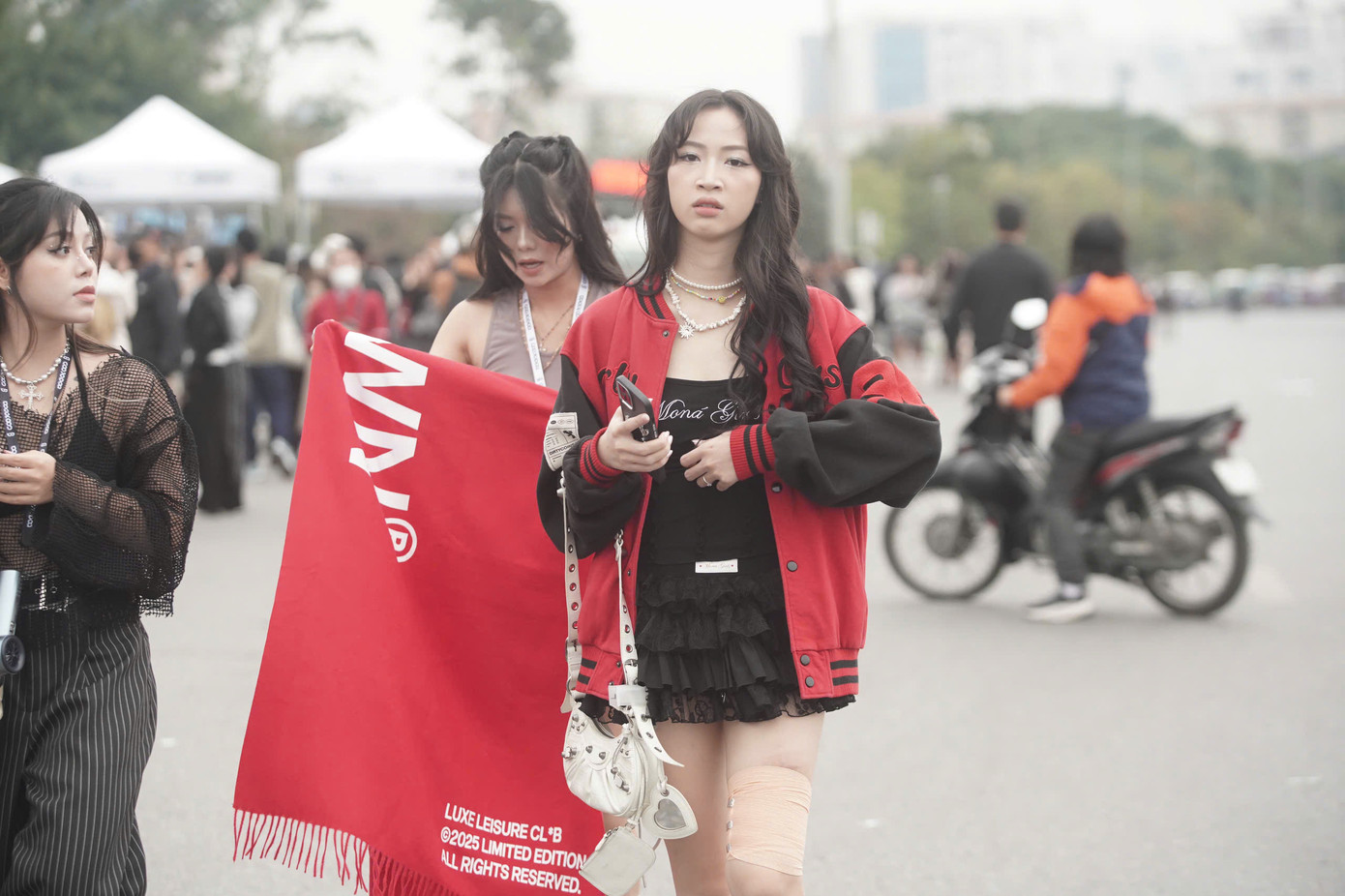 Người xem đầu tư băng rôn, phụ kiện để cổ vũ 30 anh trai. Người xem đầu tư băng rôn, phụ kiện để cổ vũ 30 anh trai.