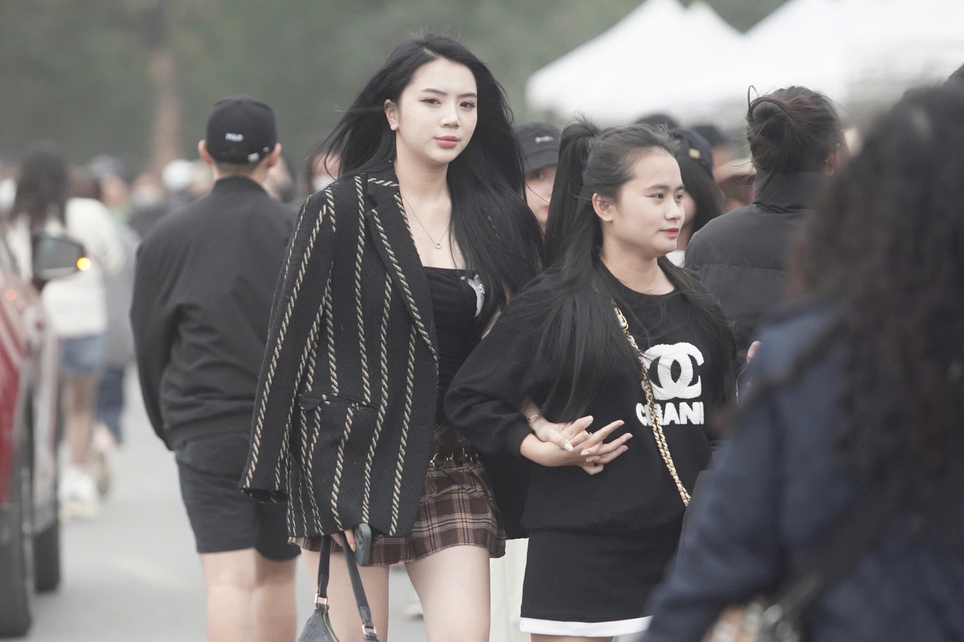 Do thời tiết se lạnh, khán giả được dịp đầu tư váy áo đến thưởng thức live concert. Do thời tiết se lạnh, khán giả được dịp đầu tư váy áo đến thưởng thức live concert.