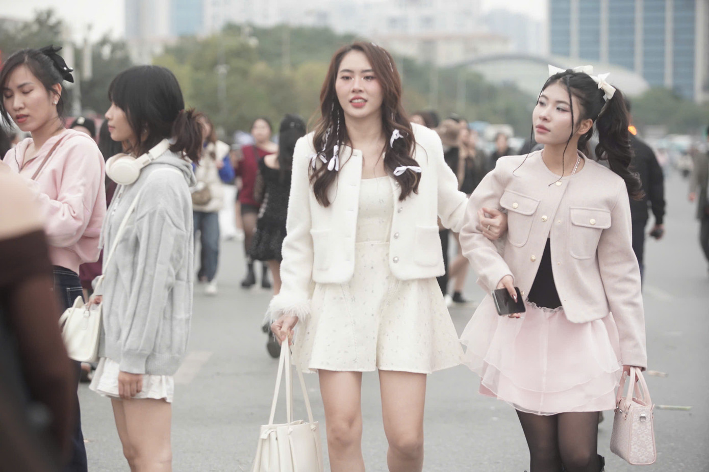 Khán giả show Anh trai say hi biến sân vận động Mỹ Đình thành sàn diễn thời trang khi đầu tư mạnh về trang phục, phụ kiện và cách trang điểm. Khán giả show Anh trai say hi biến sân vận động Mỹ Đình thành sàn diễn thời trang khi đầu tư mạnh về trang phục, phụ kiện và cách trang điểm.