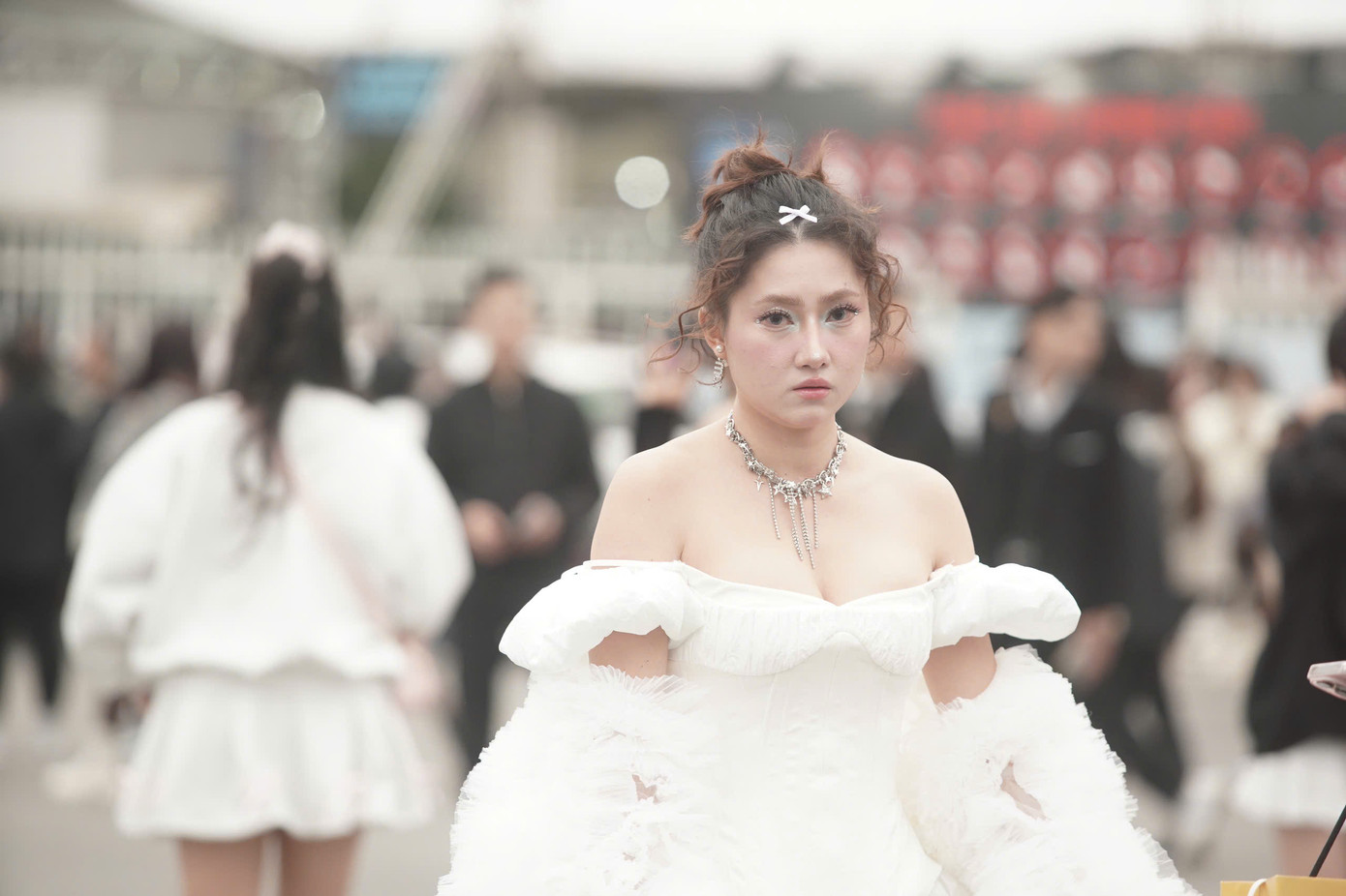 Một khán giả diện trang phục khoe dáng giữa thời tiết 16 độ C của Hà Nội. Một khán giả diện trang phục khoe dáng giữa thời tiết 16 độ C của Hà Nội.