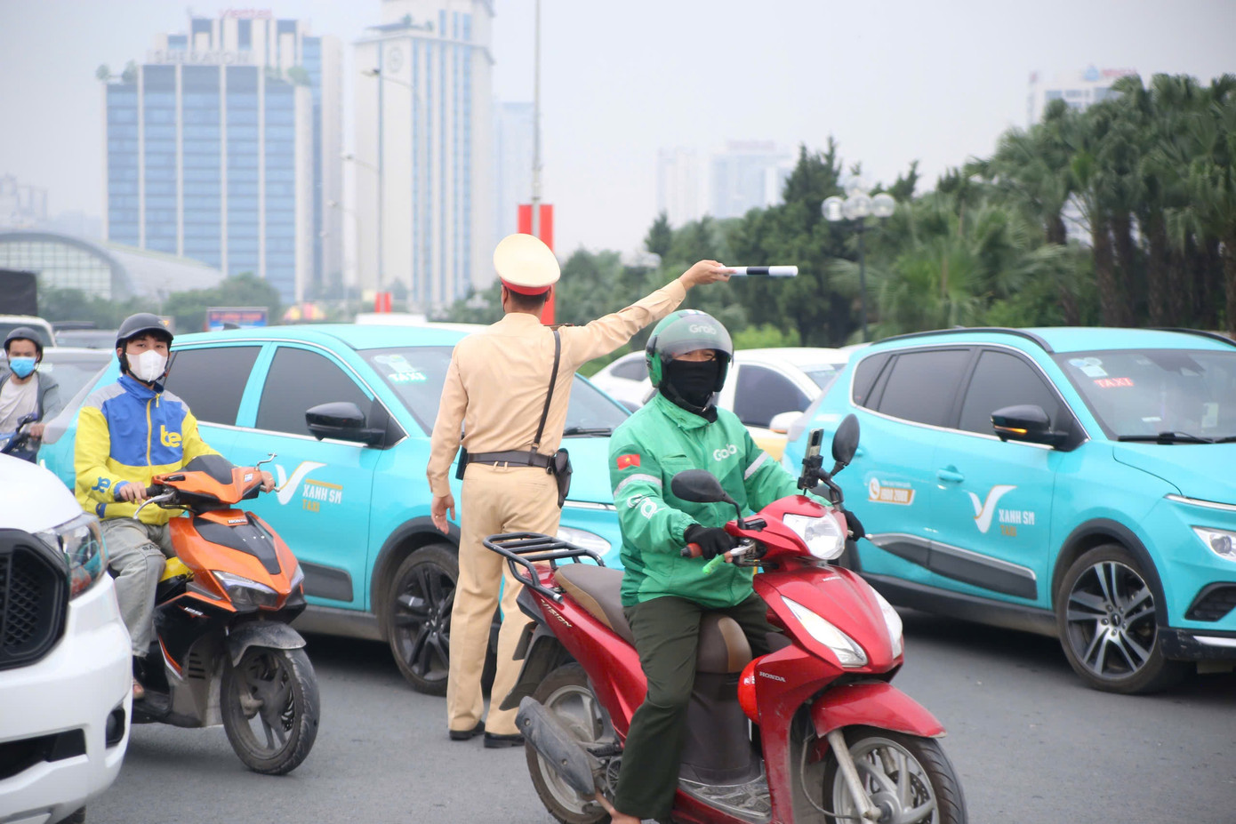 Lực lượng chức năng có mặt từ sớm ở các tuyến đường gần sân vận động Mỹ Đình để phân luồng, điều tiết giao thông. Khu vực để xe máy trong sân vận động đông nghịt, phải phân tán sang khu đường đua F1, vé giữ xe đội lên 50.000 đồng/chiếc (cao hơn giá bình thường 20.000-30.000 đồng).