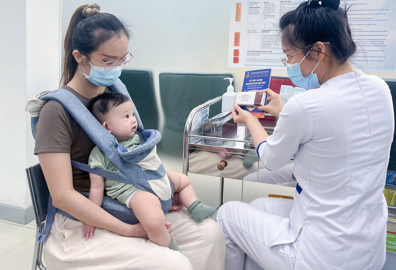 Ngay ngày đầu tiên triển khai tiêm vaccine não mô cầu B tại Việt Nam, hàng nghìn khách hàng đã đến VNVC tiêm chủng. Ảnh: Mộc Thảo