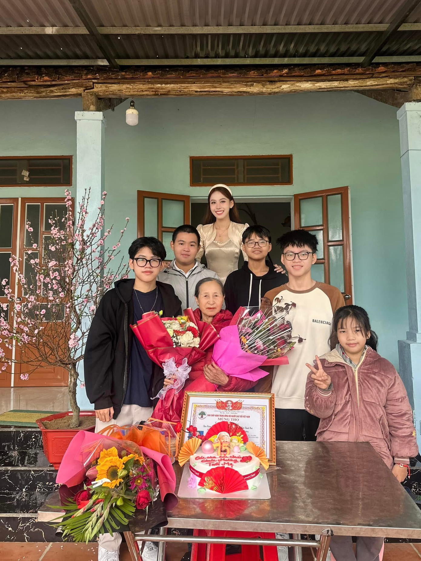 Á hậu Ngọc Hằng mừng thọ bà ở quê nhân dịp Tết Ất Tỵ.