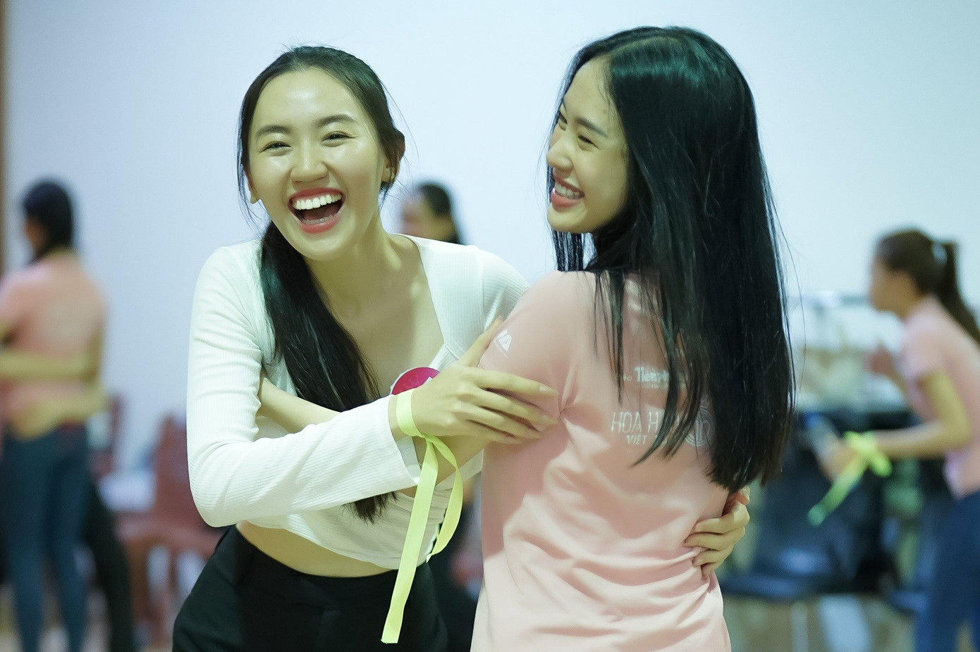 Giây phút thư giãn của thí sinh Nguyễn Ngọc Tường Vy và Đỗ Trần Ngọc Thảo sau những giờ tập luyện căng thẳng.