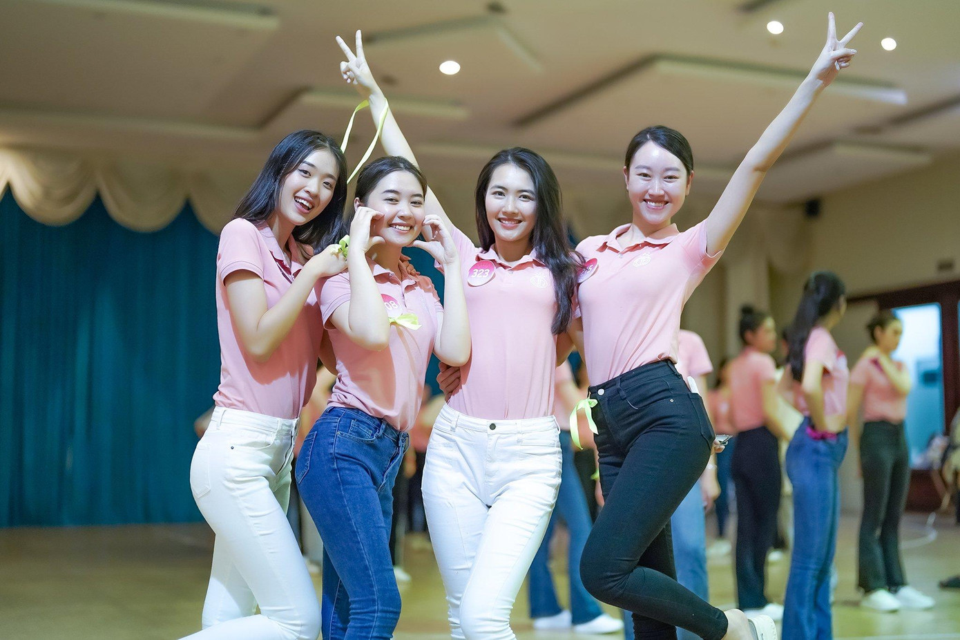 Trải qua một ngày tập luyện vũ đạo nâng cao từ 9h-22h đêm, các thí sinh cho biết họ không để sự mệt mỏi đánh gục. Mọi cô gái đều cố gắng hoàn thành tốt vai trò của mình để không ảnh hưởng đến bài đồng diễn ở đêm chung khảo.