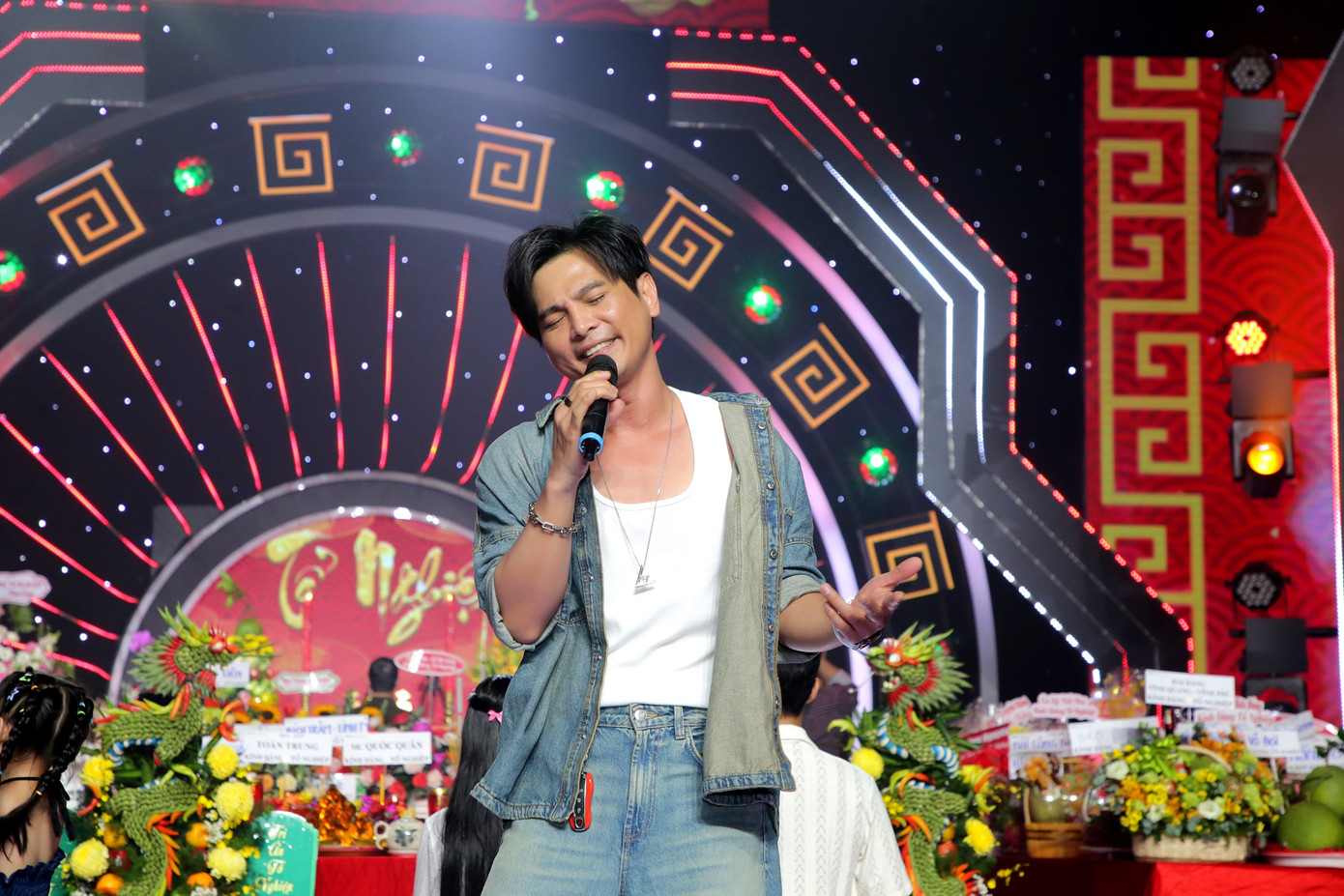Ca sĩ Lâm Hùng biểu diễn sau khi thắp hương tưởng nhớ Tổ nghề.