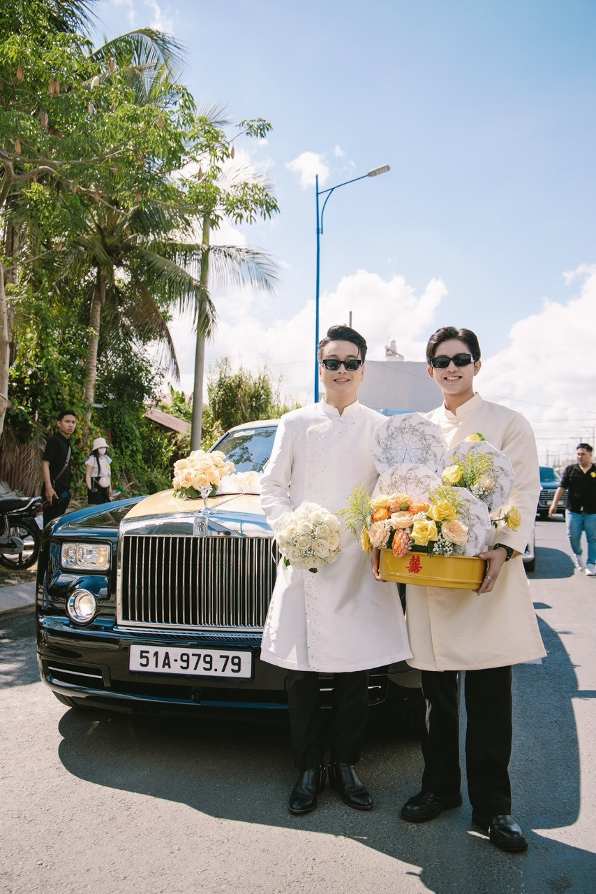 Chú rể chụp ảnh bên xe sang trước khi bước vào nhà cô dâu làm lễ.