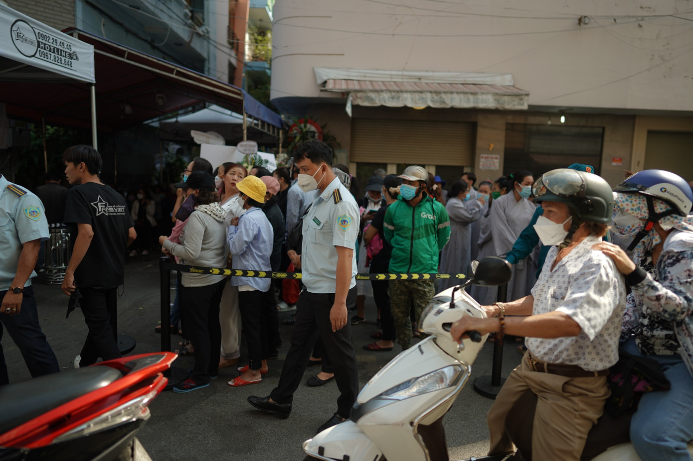 Bên cạnh người dân xếp hàng chờ đưa tiễn NSƯT Vũ Linh, cảnh người hiếu kỳ khi đi ngang đám tang khiến khu vực trở nên đông đúc. Trong các đêm diễn ra tang lễ, lực lượng dân quân tự vệ gặp khó khăn trong việc ổn định trật tự vì người hiếu kỳ quá đông.