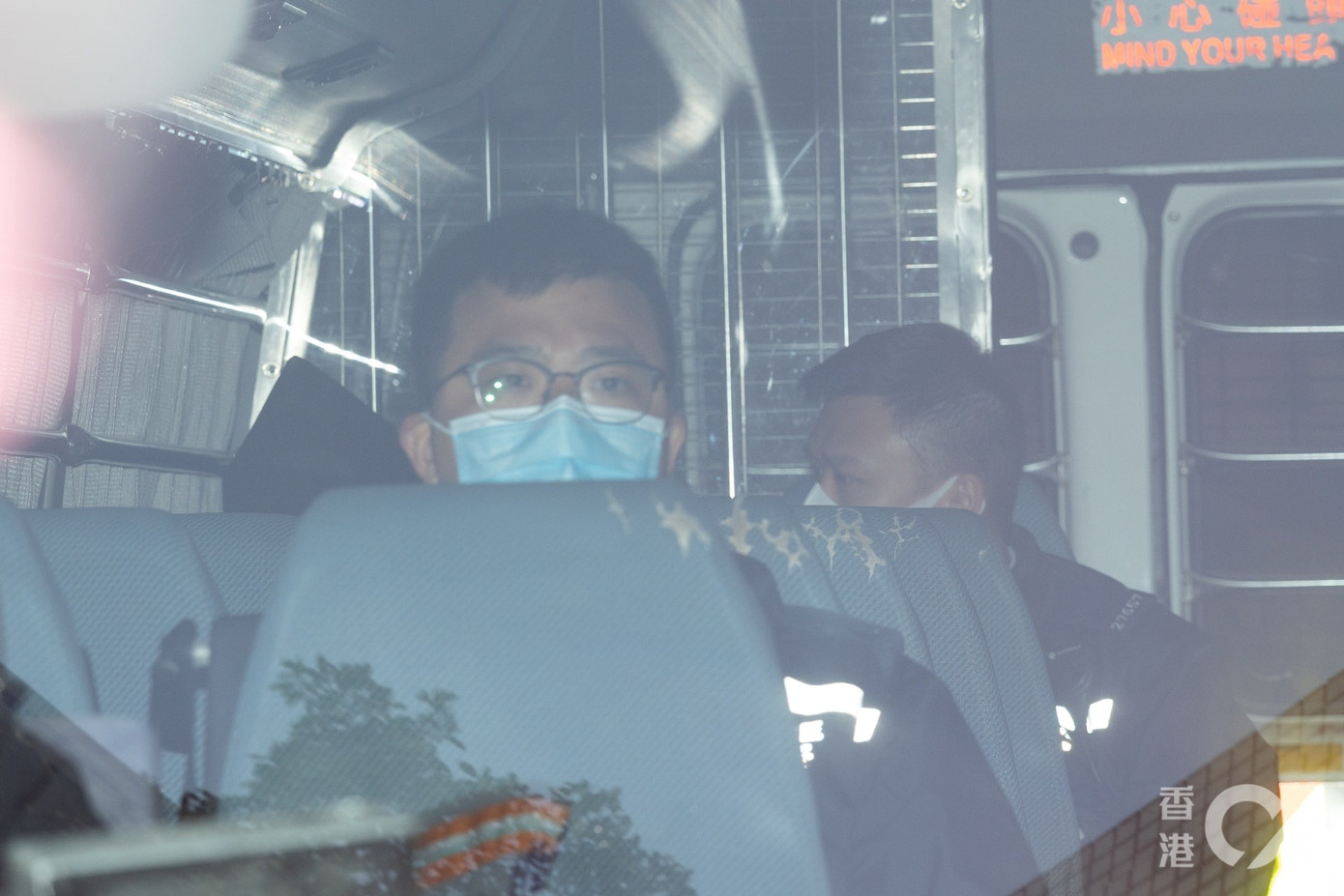 Nghi phạm bị áp giải ra tòa.