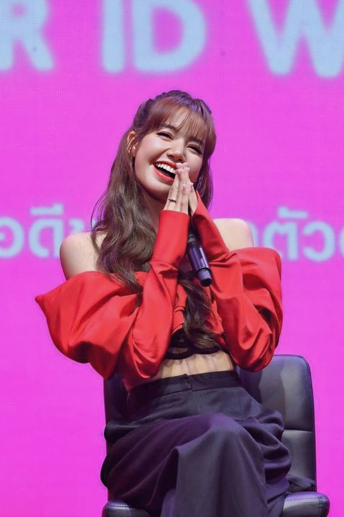 Lisa (BlackPink) khoe eo thon tại sự kiện tại Thái Lan.