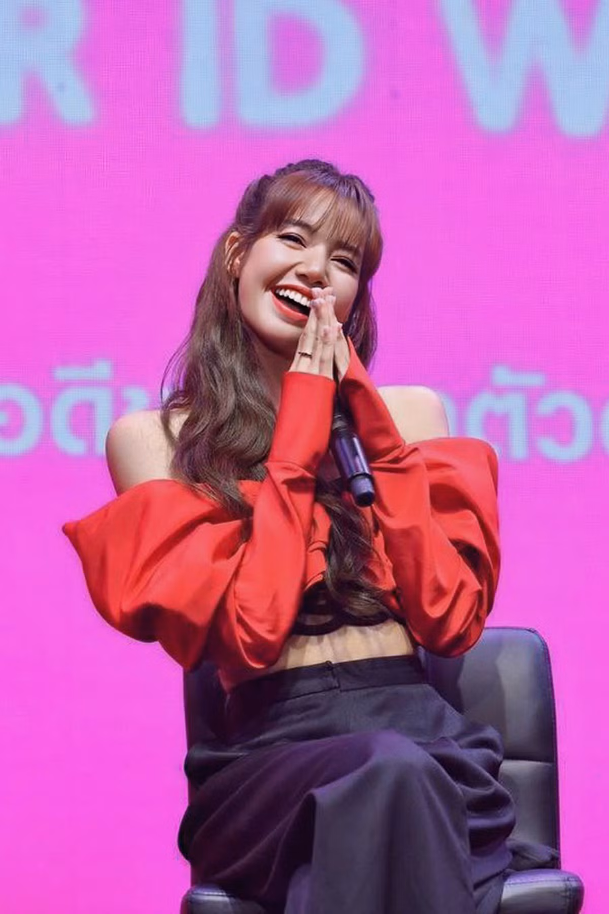 Lisa (BlackPink) khoe eo thon tại sự kiện tại Thái Lan.