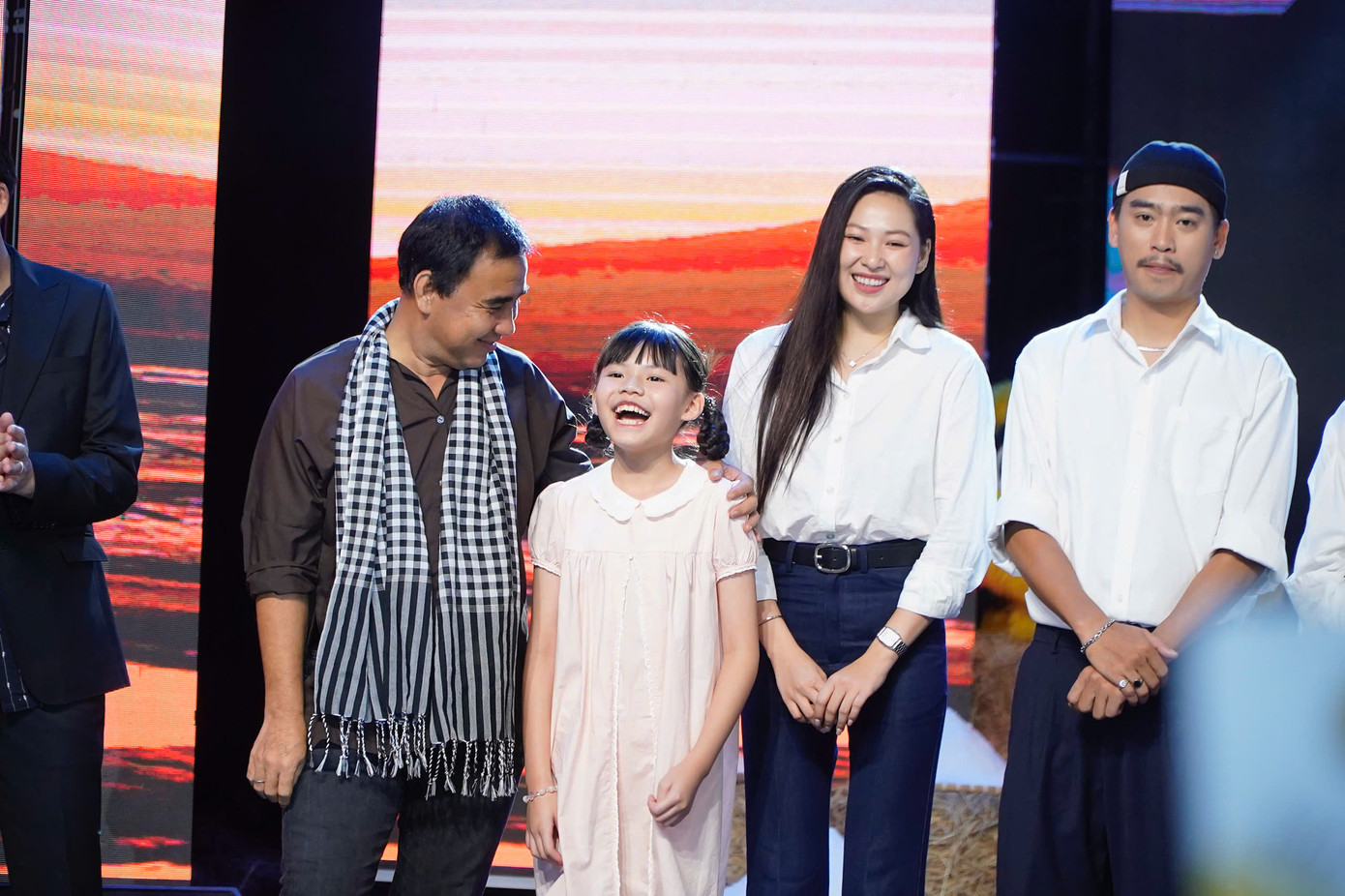 Ê-kíp phim tại buổi giao lưu tối 25/8. Ê-kíp phim tại buổi giao lưu tối 25/8.