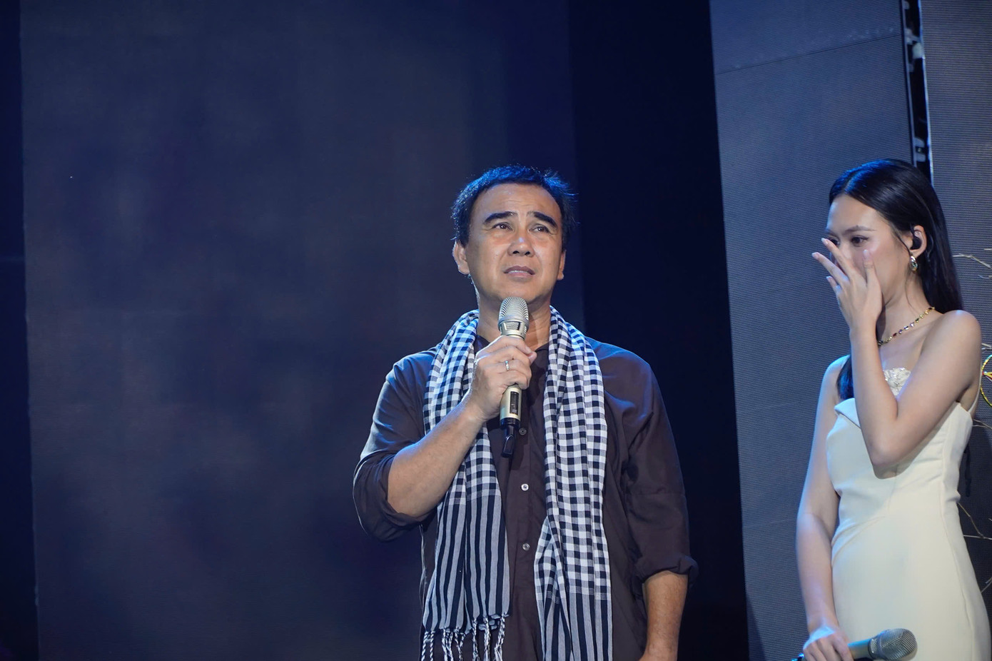 MC Quyền Linh xúc động khi chia sẻ về cha. MC Quyền Linh xúc động khi chia sẻ về cha.