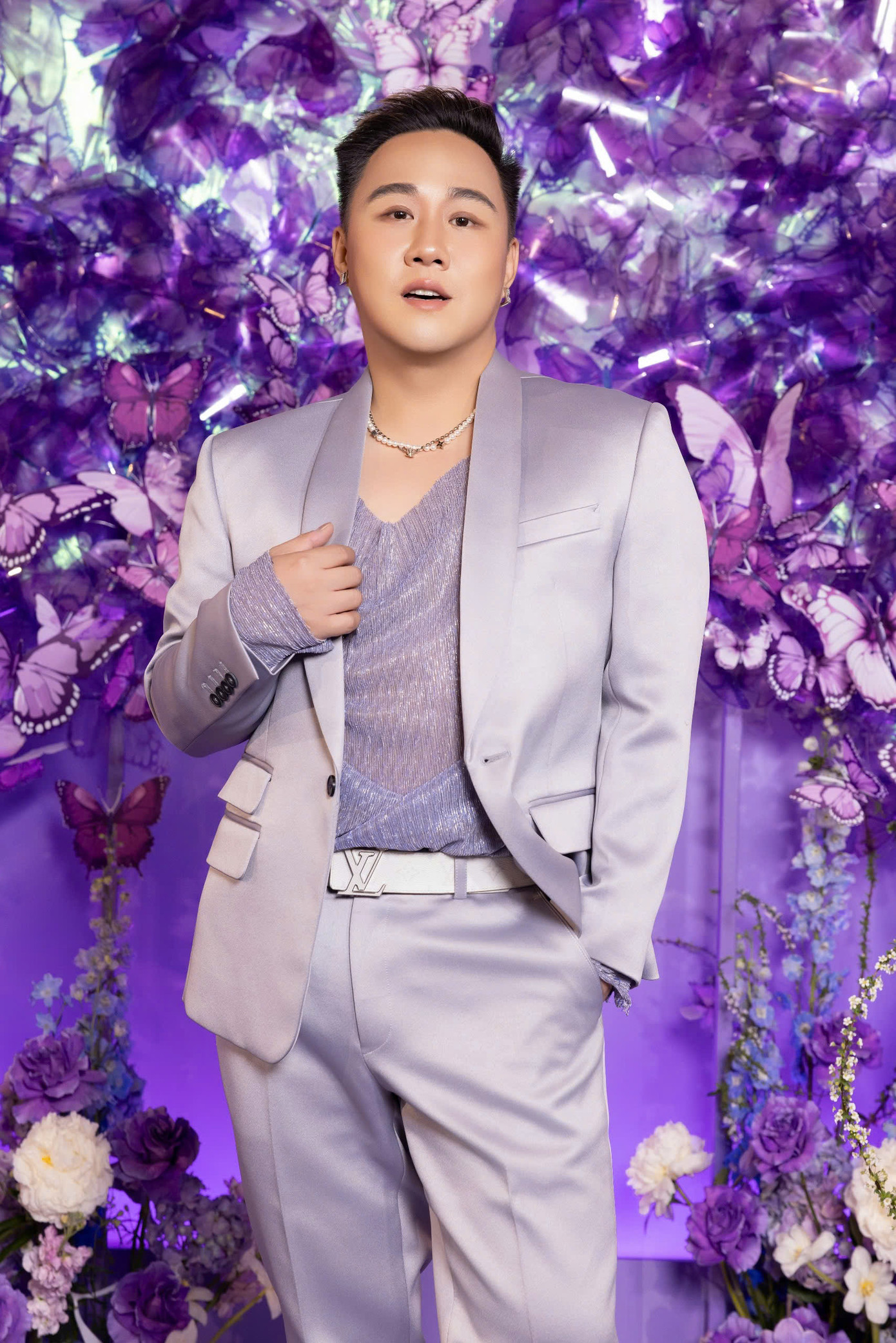 Ca sĩ Trung Quân đến đêm nhạc với ngoại hình thon gọn. Nam ca sĩ nói anh vừa giảm thành công 10 kg. Ca sĩ sinh năm 1989 thể hiện loạt hit Trót yêu, Và Ngày nào đó, liên khúc Thả vào mưa - Mưa tháng 6 với chất giọng cao đặc trưng.