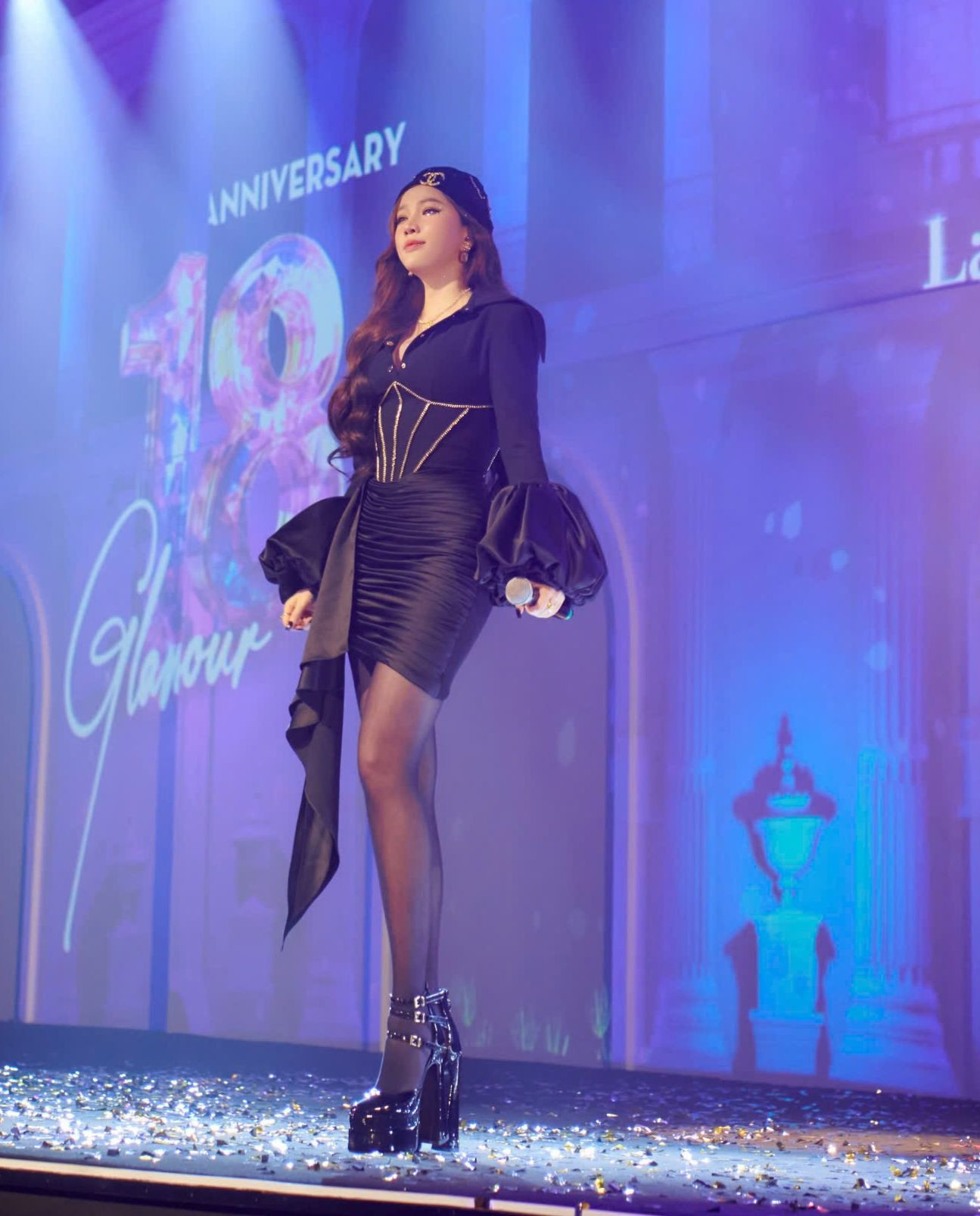 Ca sĩ Bảo Thy thể hiện loạt hit quen thuộc với khán giả 8X, 9X như Là con gái phải xinh, Baby đừng quay gót. Cô chỉn chu trên sân khấu với trang phục thắt eo khoe đường cong. Nữ ca sĩ nói dù không hoạt động nhiều trong showbiz, cô vẫn để ý chuyện làm đẹp và yêu bản thân. &quot;Phụ nữ đừng bao giờ nghĩ có người ngắm mới cần đẹp. Chúng ta đẹp cho mình không phải đẹp cho người, đẹp để có thêm tinh thần, động lực làm nhiều việc khác&quot;, Bảo Thy chia sẻ sau tiết mục.